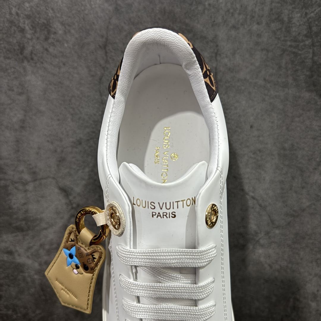 图片[8]-【YS纯原】广奢高端货Louis Vuitton New Arrival 系列 LV Time Out 情侣小白鞋｜ ✦ 小白鞋正统线条：干净、高级、显脚瘦 ✦ 经典 Monogram 老花：辨识度满分，一眼奢侈 ✦ 进口头层小牛皮鞋面：细腻、柔韧、鞋面更挺括 ✦ 羊皮内里：脚感软糯不磨脚，全天穿无压力 ✦ 原楦开发：版型挺拔、比例更精致 ✦ 鞋边立体雕花纹理：细节完全到位，质感直观可见 ✦ 轻量橡胶大底：抓地防滑，上脚轻盈不累 ✦ 情侣款百搭属性：通勤、休闲、旅行全能搭配 ✦ 专柜级包装：原装鞋盒 / 防尘袋 / 配件齐全 尺码：35-45-选品中心