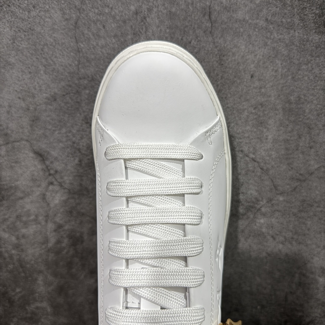 图片[5]-【YS纯原】广奢高端货Louis Vuitton New Arrival 系列 LV Time Out 情侣小白鞋｜ ✦ 小白鞋正统线条：干净、高级、显脚瘦 ✦ 经典 Monogram 老花：辨识度满分，一眼奢侈 ✦ 进口头层小牛皮鞋面：细腻、柔韧、鞋面更挺括 ✦ 羊皮内里：脚感软糯不磨脚，全天穿无压力 ✦ 原楦开发：版型挺拔、比例更精致 ✦ 鞋边立体雕花纹理：细节完全到位，质感直观可见 ✦ 轻量橡胶大底：抓地防滑，上脚轻盈不累 ✦ 情侣款百搭属性：通勤、休闲、旅行全能搭配 ✦ 专柜级包装：原装鞋盒 / 防尘袋 / 配件齐全 尺码：35-45-选品中心