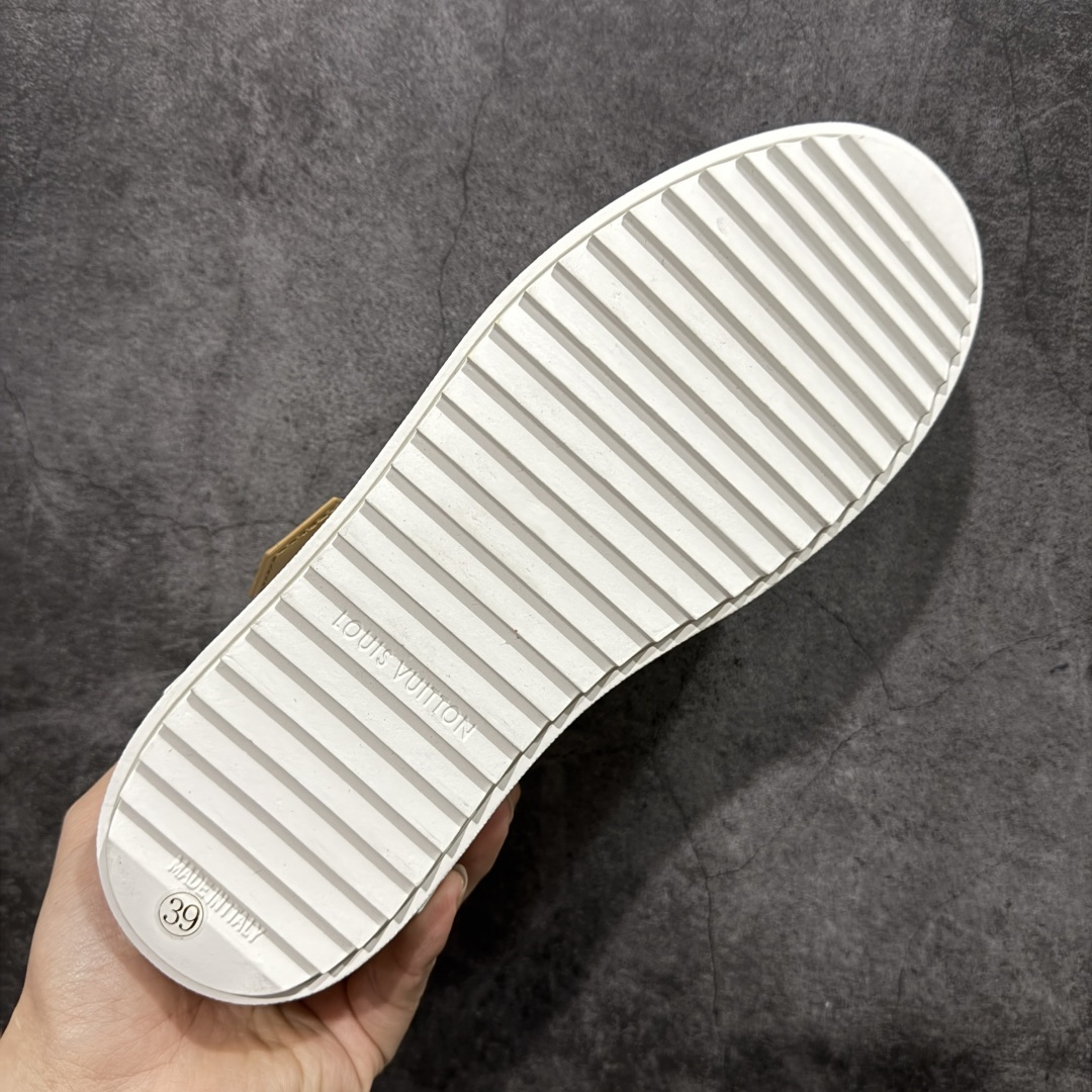 图片[9]-【YS纯原】广奢高端货Louis Vuitton New Arrival 系列 LV Time Out 情侣小白鞋｜ ✦ 小白鞋正统线条：干净、高级、显脚瘦 ✦ 经典 Monogram 老花：辨识度满分，一眼奢侈 ✦ 进口头层小牛皮鞋面：细腻、柔韧、鞋面更挺括 ✦ 羊皮内里：脚感软糯不磨脚，全天穿无压力 ✦ 原楦开发：版型挺拔、比例更精致 ✦ 鞋边立体雕花纹理：细节完全到位，质感直观可见 ✦ 轻量橡胶大底：抓地防滑，上脚轻盈不累 ✦ 情侣款百搭属性：通勤、休闲、旅行全能搭配 ✦ 专柜级包装：原装鞋盒 / 防尘袋 / 配件齐全 尺码：35-45-选品中心