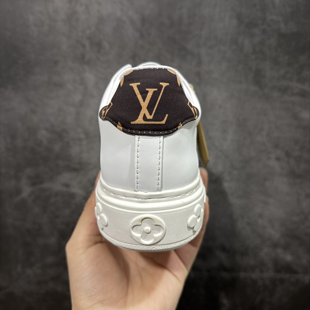 图片[4]-【YS纯原】广奢高端货Louis Vuitton New Arrival 系列 LV Time Out 情侣小白鞋｜ ✦ 小白鞋正统线条：干净、高级、显脚瘦 ✦ 经典 Monogram 老花：辨识度满分，一眼奢侈 ✦ 进口头层小牛皮鞋面：细腻、柔韧、鞋面更挺括 ✦ 羊皮内里：脚感软糯不磨脚，全天穿无压力 ✦ 原楦开发：版型挺拔、比例更精致 ✦ 鞋边立体雕花纹理：细节完全到位，质感直观可见 ✦ 轻量橡胶大底：抓地防滑，上脚轻盈不累 ✦ 情侣款百搭属性：通勤、休闲、旅行全能搭配 ✦ 专柜级包装：原装鞋盒 / 防尘袋 / 配件齐全 尺码：35-45-选品中心