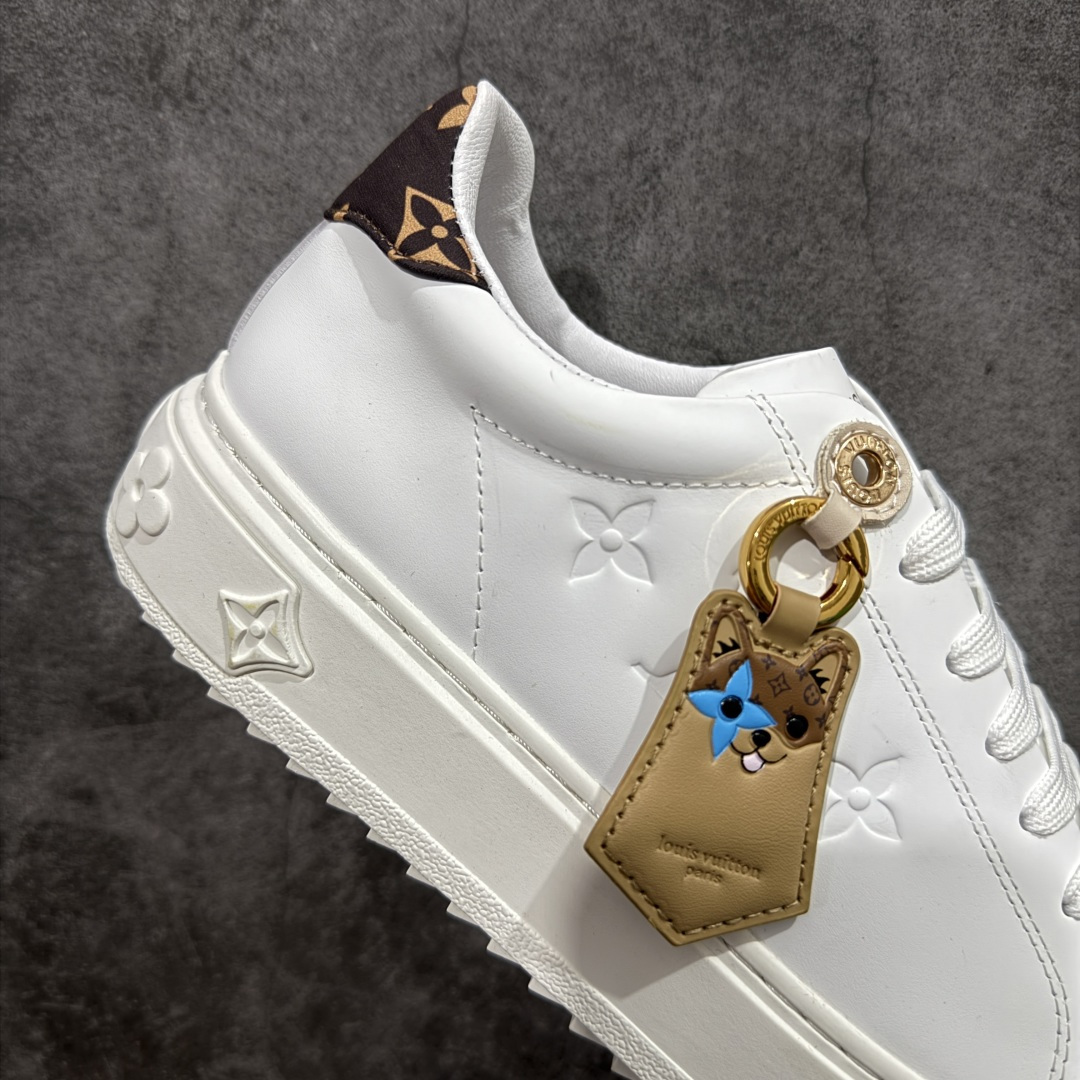 图片[7]-【YS纯原】广奢高端货Louis Vuitton New Arrival 系列 LV Time Out 情侣小白鞋｜ ✦ 小白鞋正统线条：干净、高级、显脚瘦 ✦ 经典 Monogram 老花：辨识度满分，一眼奢侈 ✦ 进口头层小牛皮鞋面：细腻、柔韧、鞋面更挺括 ✦ 羊皮内里：脚感软糯不磨脚，全天穿无压力 ✦ 原楦开发：版型挺拔、比例更精致 ✦ 鞋边立体雕花纹理：细节完全到位，质感直观可见 ✦ 轻量橡胶大底：抓地防滑，上脚轻盈不累 ✦ 情侣款百搭属性：通勤、休闲、旅行全能搭配 ✦ 专柜级包装：原装鞋盒 / 防尘袋 / 配件齐全 尺码：35-45-选品中心