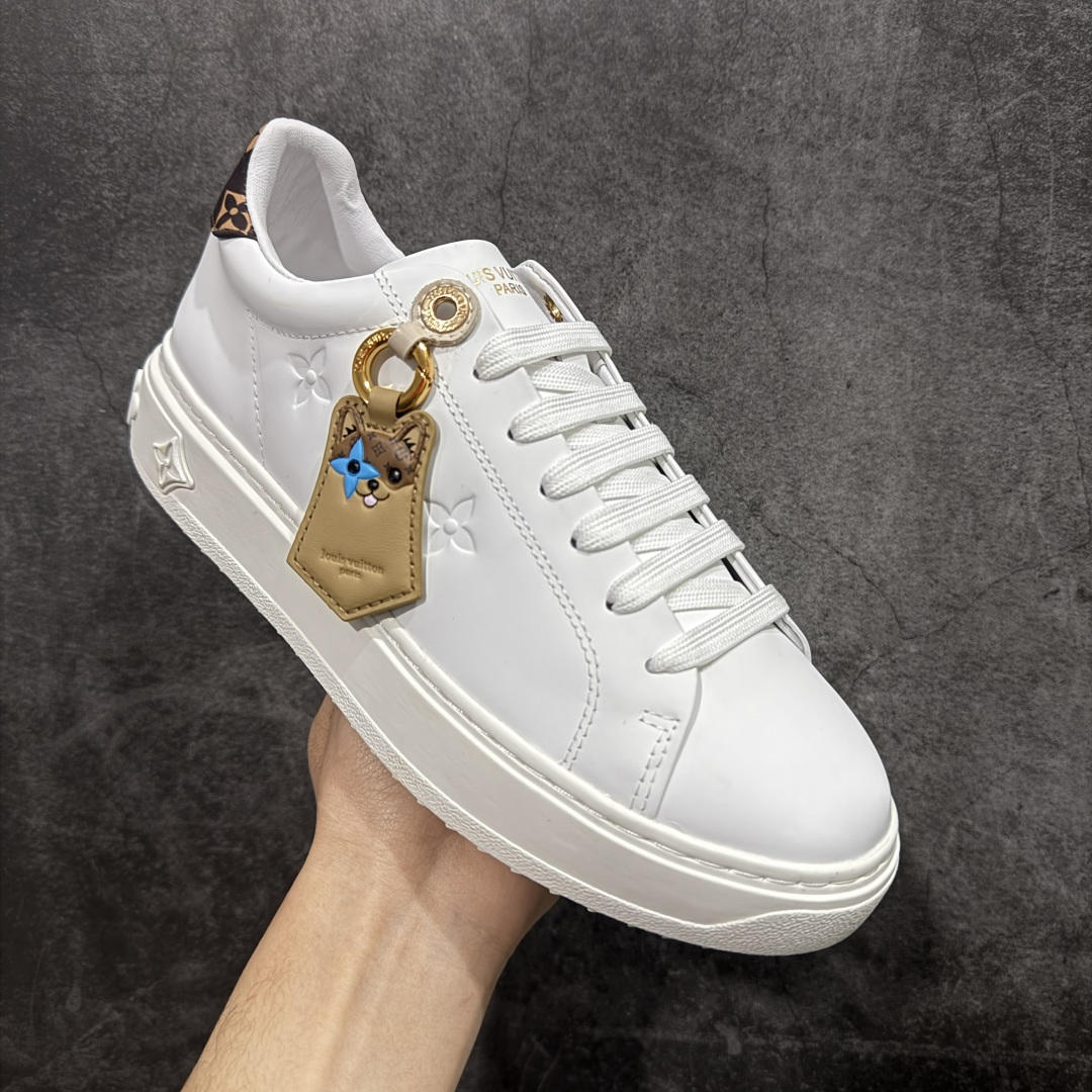图片[3]-【YS纯原】广奢高端货Louis Vuitton New Arrival 系列 LV Time Out 情侣小白鞋｜ ✦ 小白鞋正统线条：干净、高级、显脚瘦 ✦ 经典 Monogram 老花：辨识度满分，一眼奢侈 ✦ 进口头层小牛皮鞋面：细腻、柔韧、鞋面更挺括 ✦ 羊皮内里：脚感软糯不磨脚，全天穿无压力 ✦ 原楦开发：版型挺拔、比例更精致 ✦ 鞋边立体雕花纹理：细节完全到位，质感直观可见 ✦ 轻量橡胶大底：抓地防滑，上脚轻盈不累 ✦ 情侣款百搭属性：通勤、休闲、旅行全能搭配 ✦ 专柜级包装：原装鞋盒 / 防尘袋 / 配件齐全 尺码：35-45-选品中心