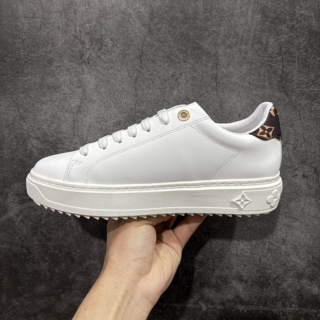 图片[2]-【YS纯原】广奢高端货Louis Vuitton New Arrival 系列 LV Time Out 情侣小白鞋｜ ✦ 小白鞋正统线条：干净、高级、显脚瘦 ✦ 经典 Monogram 老花：辨识度满分，一眼奢侈 ✦ 进口头层小牛皮鞋面：细腻、柔韧、鞋面更挺括 ✦ 羊皮内里：脚感软糯不磨脚，全天穿无压力 ✦ 原楦开发：版型挺拔、比例更精致 ✦ 鞋边立体雕花纹理：细节完全到位，质感直观可见 ✦ 轻量橡胶大底：抓地防滑，上脚轻盈不累 ✦ 情侣款百搭属性：通勤、休闲、旅行全能搭配 ✦ 专柜级包装：原装鞋盒 / 防尘袋 / 配件齐全 尺码：35-45-选品中心