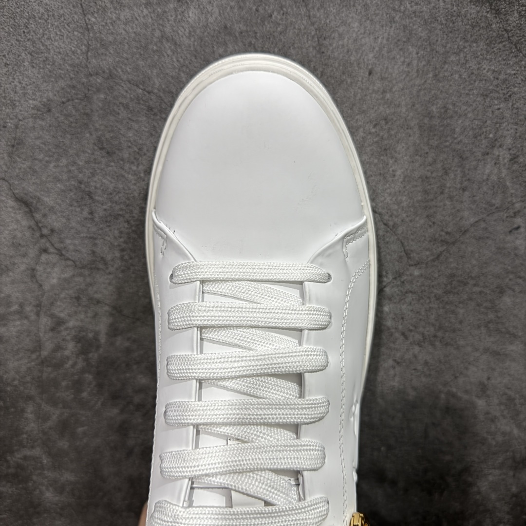 图片[5]-【YS纯原】广奢高端货Louis Vuitton New Arrival 系列 LV Time Out 情侣小白鞋｜ ✦ 小白鞋正统线条：干净、高级、显脚瘦 ✦ 经典 Monogram 老花：辨识度满分，一眼奢侈 ✦ 进口头层小牛皮鞋面：细腻、柔韧、鞋面更挺括 ✦ 羊皮内里：脚感软糯不磨脚，全天穿无压力 ✦ 原楦开发：版型挺拔、比例更精致 ✦ 鞋边立体雕花纹理：细节完全到位，质感直观可见 ✦ 轻量橡胶大底：抓地防滑，上脚轻盈不累 ✦ 情侣款百搭属性：通勤、休闲、旅行全能搭配 ✦ 专柜级包装：原装鞋盒 / 防尘袋 / 配件齐全 尺码：35-45-选品中心