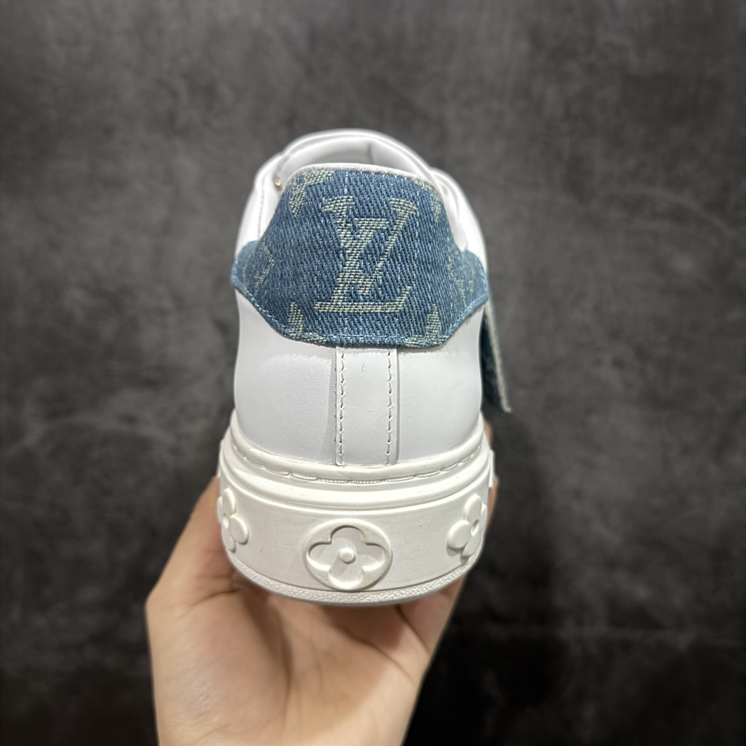 图片[4]-【YS纯原】广奢高端货Louis Vuitton New Arrival 系列 LV Time Out 情侣小白鞋｜ ✦ 小白鞋正统线条：干净、高级、显脚瘦 ✦ 经典 Monogram 老花：辨识度满分，一眼奢侈 ✦ 进口头层小牛皮鞋面：细腻、柔韧、鞋面更挺括 ✦ 羊皮内里：脚感软糯不磨脚，全天穿无压力 ✦ 原楦开发：版型挺拔、比例更精致 ✦ 鞋边立体雕花纹理：细节完全到位，质感直观可见 ✦ 轻量橡胶大底：抓地防滑，上脚轻盈不累 ✦ 情侣款百搭属性：通勤、休闲、旅行全能搭配 ✦ 专柜级包装：原装鞋盒 / 防尘袋 / 配件齐全 尺码：35-45-选品中心