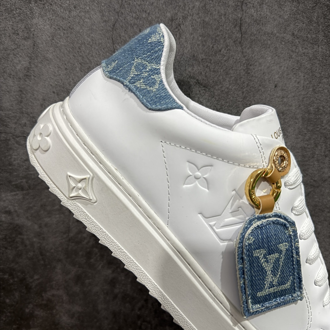 图片[7]-【YS纯原】广奢高端货Louis Vuitton New Arrival 系列 LV Time Out 情侣小白鞋｜ ✦ 小白鞋正统线条：干净、高级、显脚瘦 ✦ 经典 Monogram 老花：辨识度满分，一眼奢侈 ✦ 进口头层小牛皮鞋面：细腻、柔韧、鞋面更挺括 ✦ 羊皮内里：脚感软糯不磨脚，全天穿无压力 ✦ 原楦开发：版型挺拔、比例更精致 ✦ 鞋边立体雕花纹理：细节完全到位，质感直观可见 ✦ 轻量橡胶大底：抓地防滑，上脚轻盈不累 ✦ 情侣款百搭属性：通勤、休闲、旅行全能搭配 ✦ 专柜级包装：原装鞋盒 / 防尘袋 / 配件齐全 尺码：35-45-选品中心