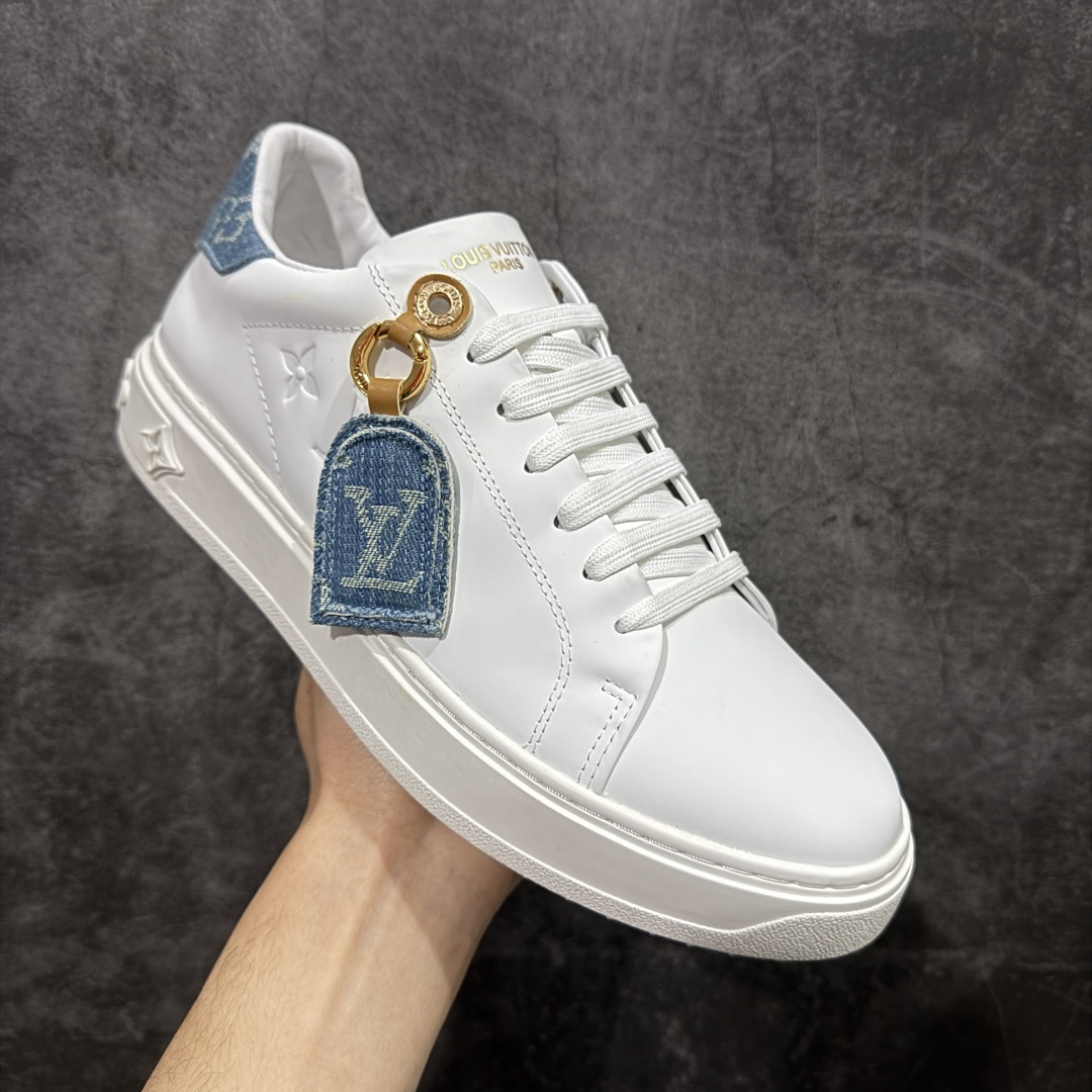 图片[3]-【YS纯原】广奢高端货Louis Vuitton New Arrival 系列 LV Time Out 情侣小白鞋｜ ✦ 小白鞋正统线条：干净、高级、显脚瘦 ✦ 经典 Monogram 老花：辨识度满分，一眼奢侈 ✦ 进口头层小牛皮鞋面：细腻、柔韧、鞋面更挺括 ✦ 羊皮内里：脚感软糯不磨脚，全天穿无压力 ✦ 原楦开发：版型挺拔、比例更精致 ✦ 鞋边立体雕花纹理：细节完全到位，质感直观可见 ✦ 轻量橡胶大底：抓地防滑，上脚轻盈不累 ✦ 情侣款百搭属性：通勤、休闲、旅行全能搭配 ✦ 专柜级包装：原装鞋盒 / 防尘袋 / 配件齐全 尺码：35-45-选品中心