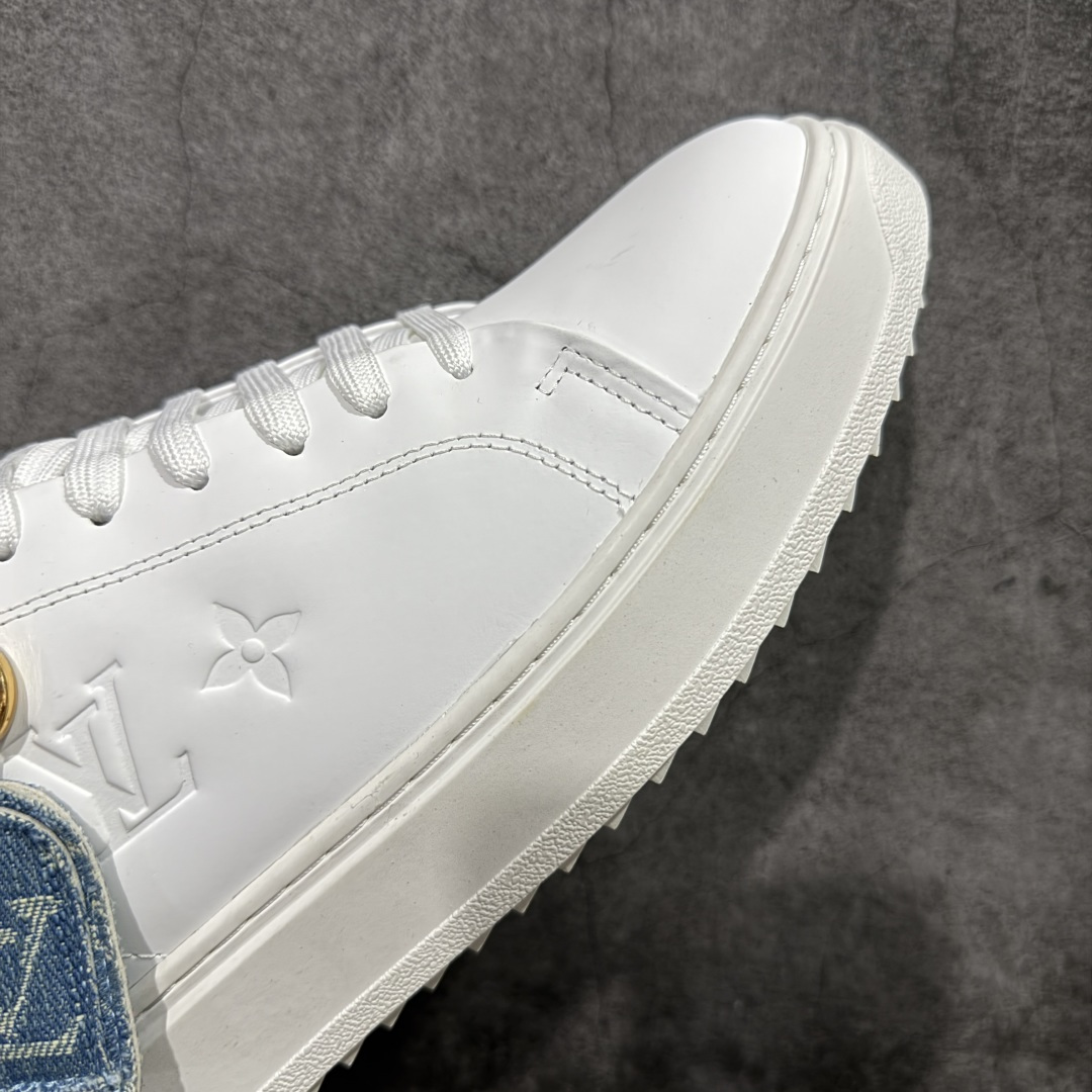 图片[6]-【YS纯原】广奢高端货Louis Vuitton New Arrival 系列 LV Time Out 情侣小白鞋｜ ✦ 小白鞋正统线条：干净、高级、显脚瘦 ✦ 经典 Monogram 老花：辨识度满分，一眼奢侈 ✦ 进口头层小牛皮鞋面：细腻、柔韧、鞋面更挺括 ✦ 羊皮内里：脚感软糯不磨脚，全天穿无压力 ✦ 原楦开发：版型挺拔、比例更精致 ✦ 鞋边立体雕花纹理：细节完全到位，质感直观可见 ✦ 轻量橡胶大底：抓地防滑，上脚轻盈不累 ✦ 情侣款百搭属性：通勤、休闲、旅行全能搭配 ✦ 专柜级包装：原装鞋盒 / 防尘袋 / 配件齐全 尺码：35-45-选品中心