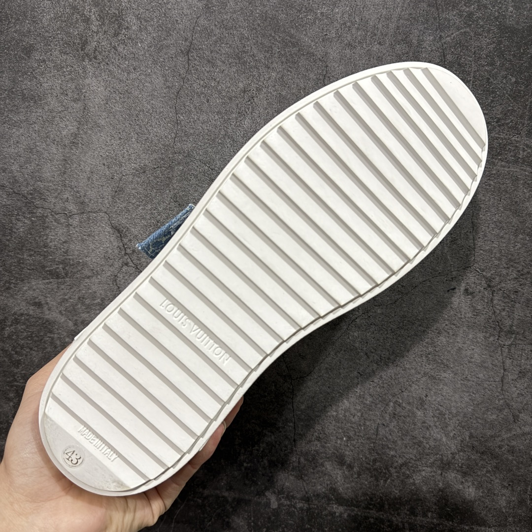 图片[9]-【YS纯原】广奢高端货Louis Vuitton New Arrival 系列 LV Time Out 情侣小白鞋｜ ✦ 小白鞋正统线条：干净、高级、显脚瘦 ✦ 经典 Monogram 老花：辨识度满分，一眼奢侈 ✦ 进口头层小牛皮鞋面：细腻、柔韧、鞋面更挺括 ✦ 羊皮内里：脚感软糯不磨脚，全天穿无压力 ✦ 原楦开发：版型挺拔、比例更精致 ✦ 鞋边立体雕花纹理：细节完全到位，质感直观可见 ✦ 轻量橡胶大底：抓地防滑，上脚轻盈不累 ✦ 情侣款百搭属性：通勤、休闲、旅行全能搭配 ✦ 专柜级包装：原装鞋盒 / 防尘袋 / 配件齐全 尺码：35-45-选品中心