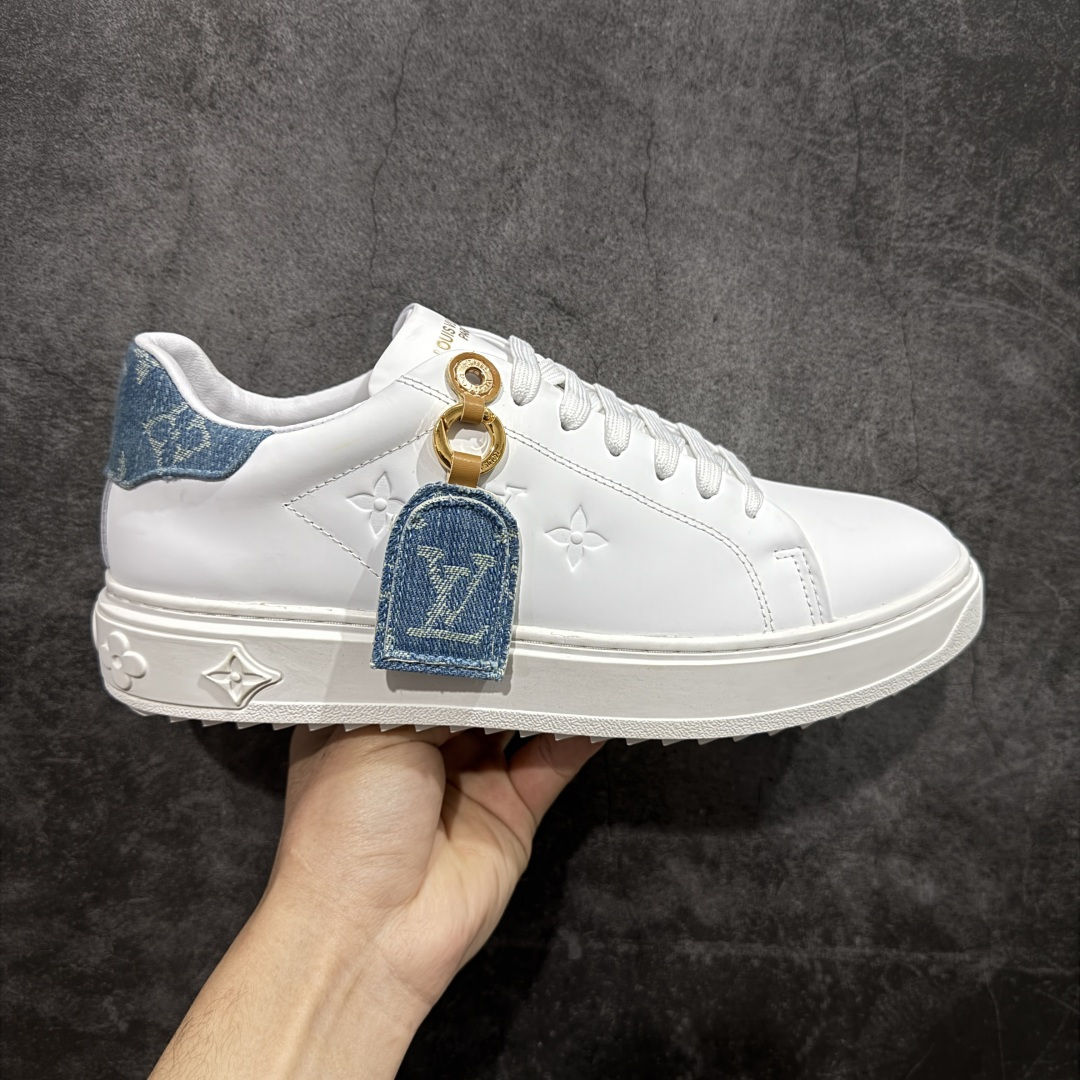 【YS纯原】广奢高端货Louis Vuitton New Arrival 系列 LV Time Out 情侣小白鞋| ✦ 小白鞋正统线条:干净、高级、显脚瘦 ✦ 经典 Monogram 老花:辨识度满分,一眼奢侈 ✦ 进口头层小牛皮鞋面:细腻、柔韧、鞋面更挺括 ✦ 羊皮内里:脚感软糯不磨脚,全天穿无压力 ✦ 原楦开发:版型挺拔、比例更精致 ✦ 鞋边立体雕花纹理:细节完全到位,质感直观可见 ✦ 轻量橡胶大底:抓地防滑,上脚轻盈不累 ✦ 情侣款百搭属性:通勤、休闲、旅行全能搭配 ✦ 专柜级包装:原装鞋盒 / 防尘袋 / 配件齐全 尺码:35-45-选品中心