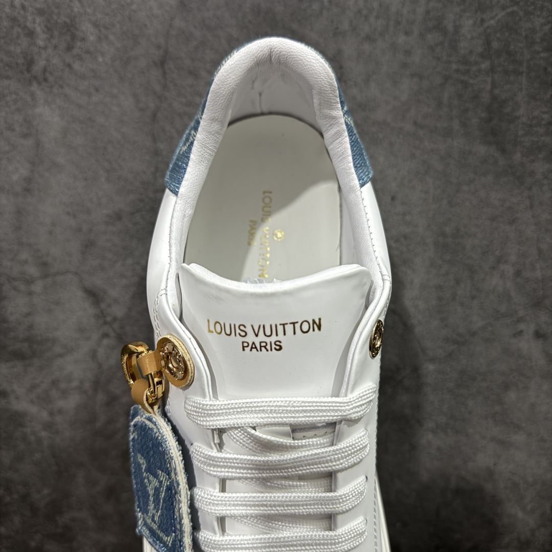 图片[8]-【YS纯原】广奢高端货Louis Vuitton New Arrival 系列 LV Time Out 情侣小白鞋｜ ✦ 小白鞋正统线条：干净、高级、显脚瘦 ✦ 经典 Monogram 老花：辨识度满分，一眼奢侈 ✦ 进口头层小牛皮鞋面：细腻、柔韧、鞋面更挺括 ✦ 羊皮内里：脚感软糯不磨脚，全天穿无压力 ✦ 原楦开发：版型挺拔、比例更精致 ✦ 鞋边立体雕花纹理：细节完全到位，质感直观可见 ✦ 轻量橡胶大底：抓地防滑，上脚轻盈不累 ✦ 情侣款百搭属性：通勤、休闲、旅行全能搭配 ✦ 专柜级包装：原装鞋盒 / 防尘袋 / 配件齐全 尺码：35-45-选品中心