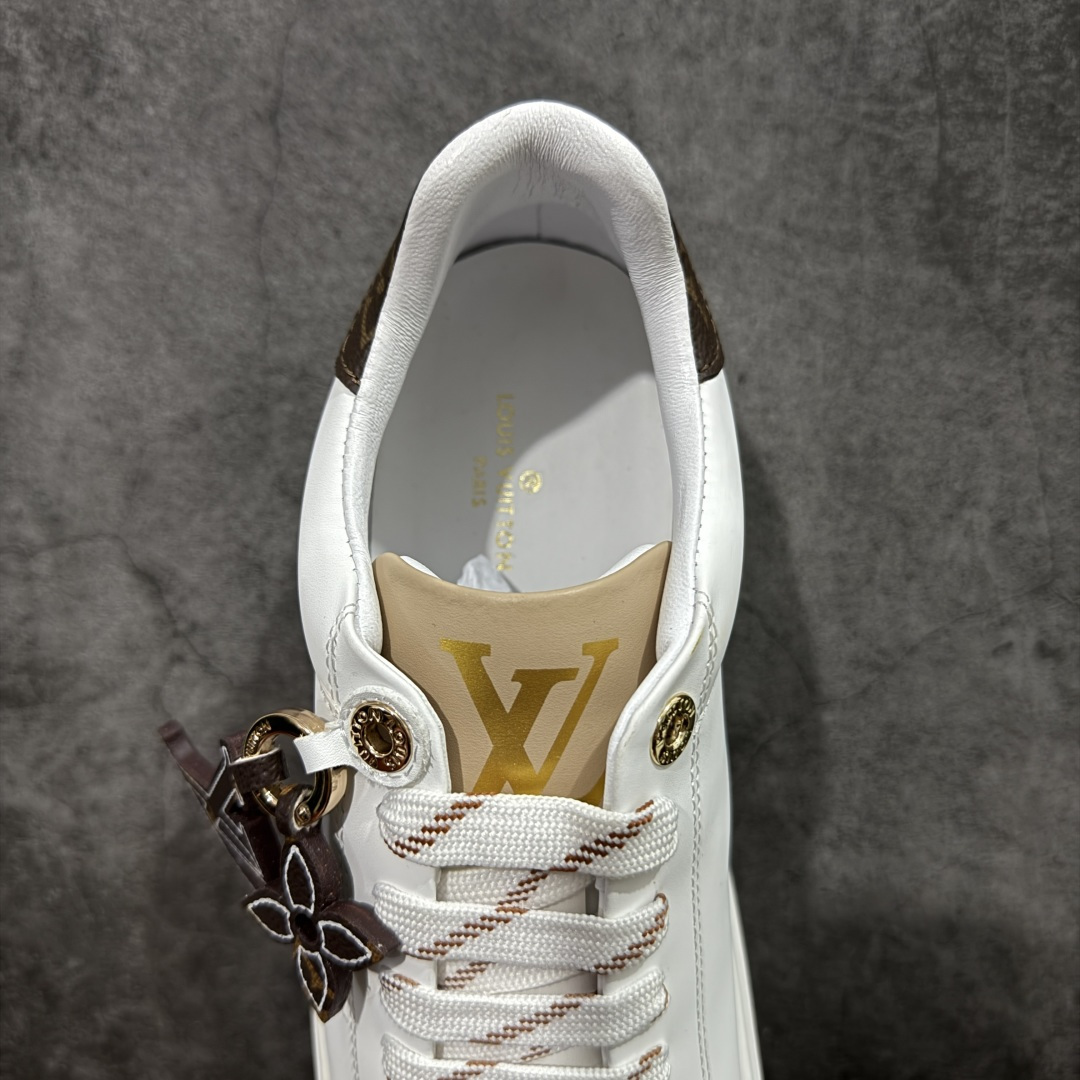 图片[8]-【YS纯原】广奢高端货Louis Vuitton New Arrival 系列 LV Time Out 情侣小白鞋｜ ✦ 小白鞋正统线条：干净、高级、显脚瘦 ✦ 经典 Monogram 老花：辨识度满分，一眼奢侈 ✦ 进口头层小牛皮鞋面：细腻、柔韧、鞋面更挺括 ✦ 羊皮内里：脚感软糯不磨脚，全天穿无压力 ✦ 原楦开发：版型挺拔、比例更精致 ✦ 鞋边立体雕花纹理：细节完全到位，质感直观可见 ✦ 轻量橡胶大底：抓地防滑，上脚轻盈不累 ✦ 情侣款百搭属性：通勤、休闲、旅行全能搭配 ✦ 专柜级包装：原装鞋盒 / 防尘袋 / 配件齐全 尺码：35-45-选品中心