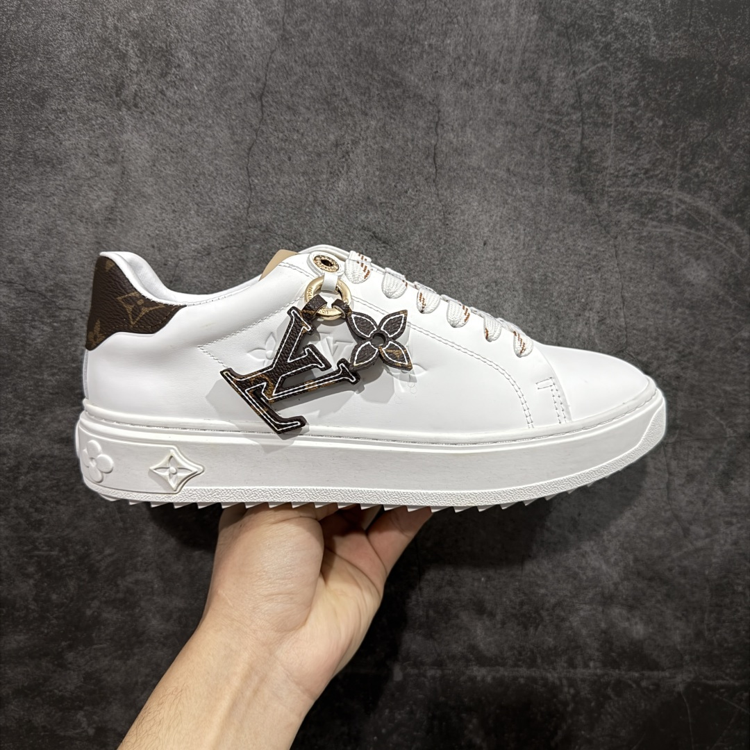 【YS纯原】广奢高端货Louis Vuitton New Arrival 系列 LV Time Out 情侣小白鞋| ✦ 小白鞋正统线条:干净、高级、显脚瘦 ✦ 经典 Monogram 老花:辨识度满分,一眼奢侈 ✦ 进口头层小牛皮鞋面:细腻、柔韧、鞋面更挺括 ✦ 羊皮内里:脚感软糯不磨脚,全天穿无压力 ✦ 原楦开发:版型挺拔、比例更精致 ✦ 鞋边立体雕花纹理:细节完全到位,质感直观可见 ✦ 轻量橡胶大底:抓地防滑,上脚轻盈不累 ✦ 情侣款百搭属性:通勤、休闲、旅行全能搭配 ✦ 专柜级包装:原装鞋盒 / 防尘袋 / 配件齐全 尺码:35-45-选品中心