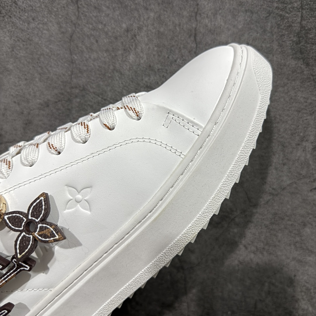 图片[6]-【YS纯原】广奢高端货Louis Vuitton New Arrival 系列 LV Time Out 情侣小白鞋｜ ✦ 小白鞋正统线条：干净、高级、显脚瘦 ✦ 经典 Monogram 老花：辨识度满分，一眼奢侈 ✦ 进口头层小牛皮鞋面：细腻、柔韧、鞋面更挺括 ✦ 羊皮内里：脚感软糯不磨脚，全天穿无压力 ✦ 原楦开发：版型挺拔、比例更精致 ✦ 鞋边立体雕花纹理：细节完全到位，质感直观可见 ✦ 轻量橡胶大底：抓地防滑，上脚轻盈不累 ✦ 情侣款百搭属性：通勤、休闲、旅行全能搭配 ✦ 专柜级包装：原装鞋盒 / 防尘袋 / 配件齐全 尺码：35-45-选品中心