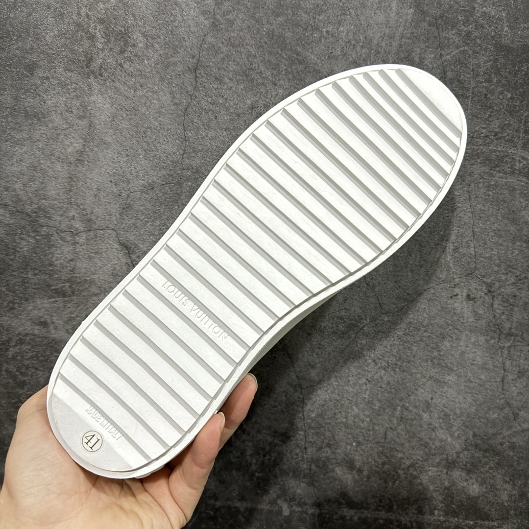 图片[9]-【YS纯原】广奢高端货Louis Vuitton New Arrival 系列 LV Time Out 情侣小白鞋｜ ✦ 小白鞋正统线条：干净、高级、显脚瘦 ✦ 经典 Monogram 老花：辨识度满分，一眼奢侈 ✦ 进口头层小牛皮鞋面：细腻、柔韧、鞋面更挺括 ✦ 羊皮内里：脚感软糯不磨脚，全天穿无压力 ✦ 原楦开发：版型挺拔、比例更精致 ✦ 鞋边立体雕花纹理：细节完全到位，质感直观可见 ✦ 轻量橡胶大底：抓地防滑，上脚轻盈不累 ✦ 情侣款百搭属性：通勤、休闲、旅行全能搭配 ✦ 专柜级包装：原装鞋盒 / 防尘袋 / 配件齐全 尺码：35-45-选品中心