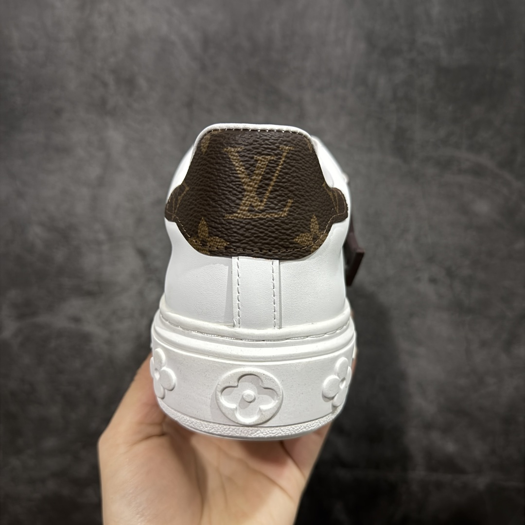 图片[4]-【YS纯原】广奢高端货Louis Vuitton New Arrival 系列 LV Time Out 情侣小白鞋｜ ✦ 小白鞋正统线条：干净、高级、显脚瘦 ✦ 经典 Monogram 老花：辨识度满分，一眼奢侈 ✦ 进口头层小牛皮鞋面：细腻、柔韧、鞋面更挺括 ✦ 羊皮内里：脚感软糯不磨脚，全天穿无压力 ✦ 原楦开发：版型挺拔、比例更精致 ✦ 鞋边立体雕花纹理：细节完全到位，质感直观可见 ✦ 轻量橡胶大底：抓地防滑，上脚轻盈不累 ✦ 情侣款百搭属性：通勤、休闲、旅行全能搭配 ✦ 专柜级包装：原装鞋盒 / 防尘袋 / 配件齐全 尺码：35-45-选品中心