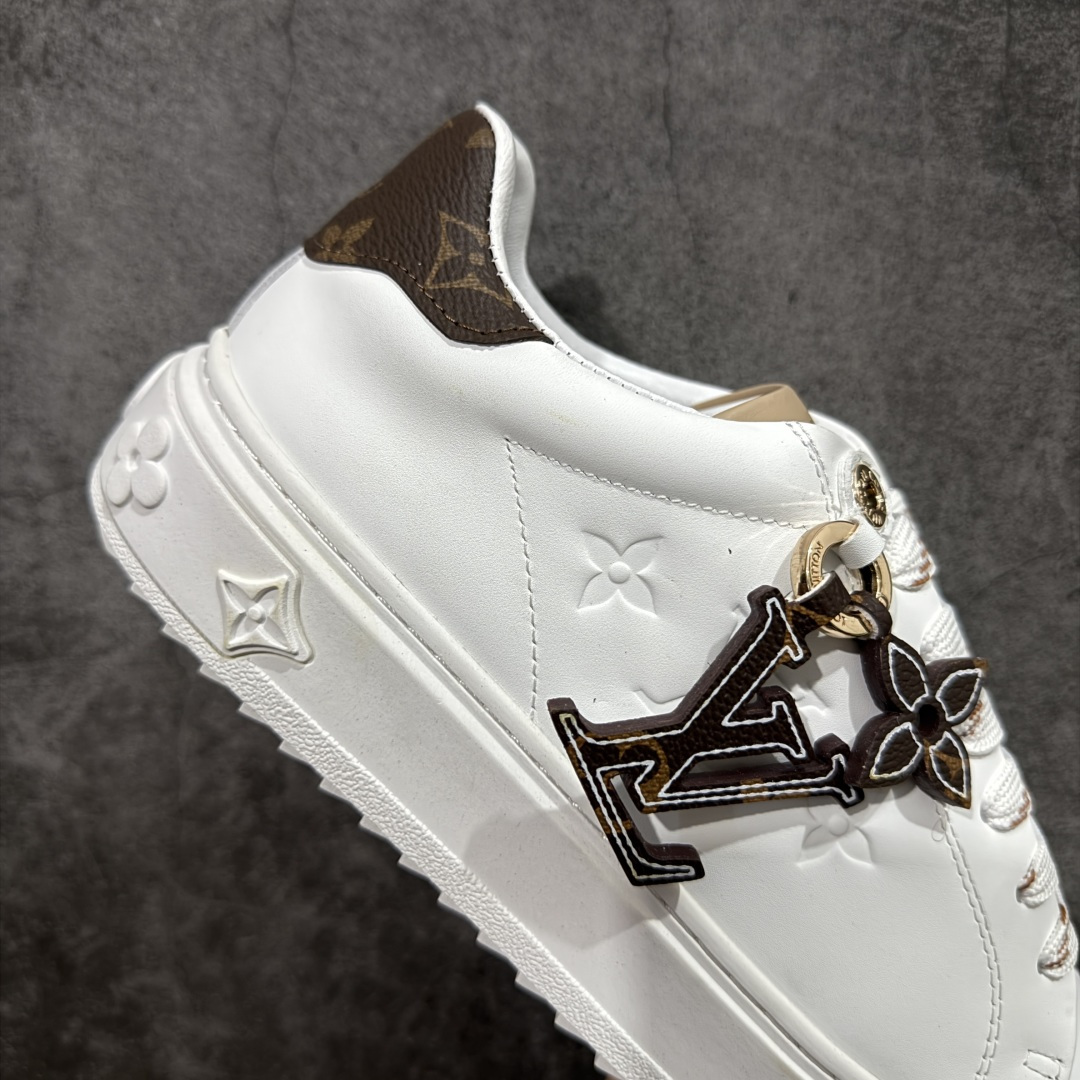 图片[7]-【YS纯原】广奢高端货Louis Vuitton New Arrival 系列 LV Time Out 情侣小白鞋｜ ✦ 小白鞋正统线条：干净、高级、显脚瘦 ✦ 经典 Monogram 老花：辨识度满分，一眼奢侈 ✦ 进口头层小牛皮鞋面：细腻、柔韧、鞋面更挺括 ✦ 羊皮内里：脚感软糯不磨脚，全天穿无压力 ✦ 原楦开发：版型挺拔、比例更精致 ✦ 鞋边立体雕花纹理：细节完全到位，质感直观可见 ✦ 轻量橡胶大底：抓地防滑，上脚轻盈不累 ✦ 情侣款百搭属性：通勤、休闲、旅行全能搭配 ✦ 专柜级包装：原装鞋盒 / 防尘袋 / 配件齐全 尺码：35-45-选品中心