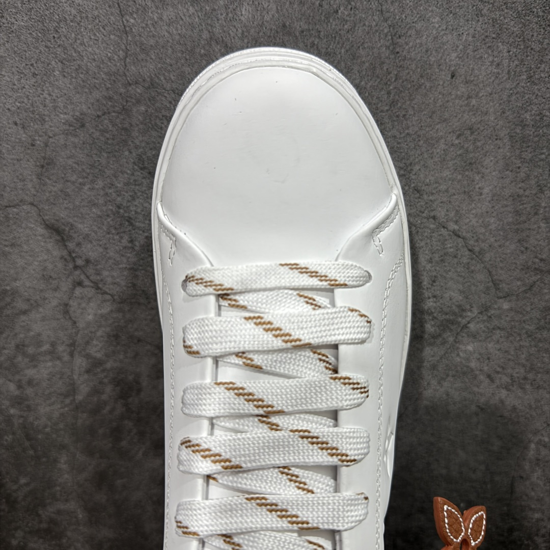 图片[5]-【YS纯原】广奢高端货Louis Vuitton New Arrival 系列 LV Time Out 情侣小白鞋｜ ✦ 小白鞋正统线条：干净、高级、显脚瘦 ✦ 经典 Monogram 老花：辨识度满分，一眼奢侈 ✦ 进口头层小牛皮鞋面：细腻、柔韧、鞋面更挺括 ✦ 羊皮内里：脚感软糯不磨脚，全天穿无压力 ✦ 原楦开发：版型挺拔、比例更精致 ✦ 鞋边立体雕花纹理：细节完全到位，质感直观可见 ✦ 轻量橡胶大底：抓地防滑，上脚轻盈不累 ✦ 情侣款百搭属性：通勤、休闲、旅行全能搭配 ✦ 专柜级包装：原装鞋盒 / 防尘袋 / 配件齐全 尺码：35-45-选品中心