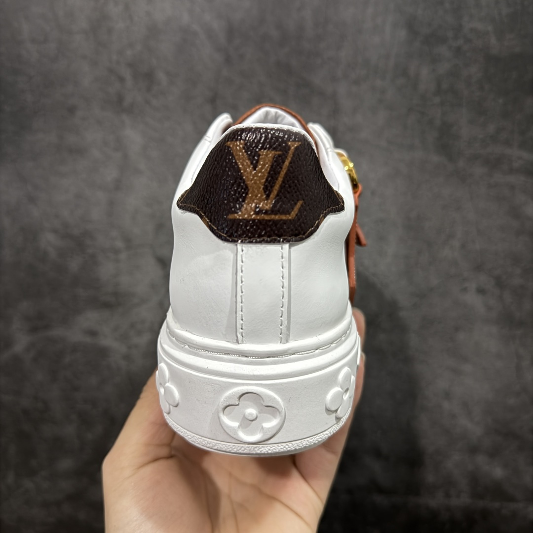 图片[4]-【YS纯原】广奢高端货Louis Vuitton New Arrival 系列 LV Time Out 情侣小白鞋｜ ✦ 小白鞋正统线条：干净、高级、显脚瘦 ✦ 经典 Monogram 老花：辨识度满分，一眼奢侈 ✦ 进口头层小牛皮鞋面：细腻、柔韧、鞋面更挺括 ✦ 羊皮内里：脚感软糯不磨脚，全天穿无压力 ✦ 原楦开发：版型挺拔、比例更精致 ✦ 鞋边立体雕花纹理：细节完全到位，质感直观可见 ✦ 轻量橡胶大底：抓地防滑，上脚轻盈不累 ✦ 情侣款百搭属性：通勤、休闲、旅行全能搭配 ✦ 专柜级包装：原装鞋盒 / 防尘袋 / 配件齐全 尺码：35-45-选品中心