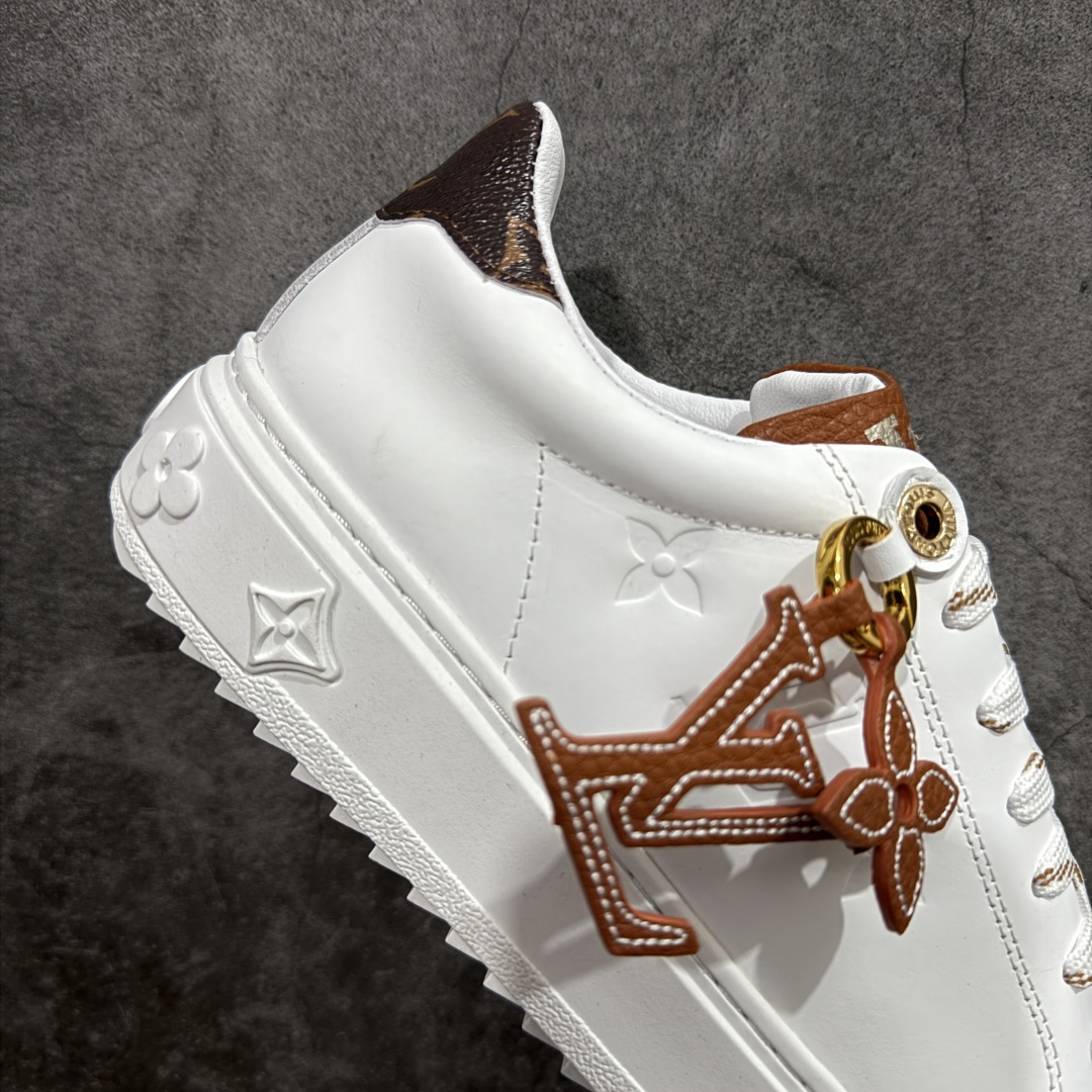 图片[7]-【YS纯原】广奢高端货Louis Vuitton New Arrival 系列 LV Time Out 情侣小白鞋｜ ✦ 小白鞋正统线条：干净、高级、显脚瘦 ✦ 经典 Monogram 老花：辨识度满分，一眼奢侈 ✦ 进口头层小牛皮鞋面：细腻、柔韧、鞋面更挺括 ✦ 羊皮内里：脚感软糯不磨脚，全天穿无压力 ✦ 原楦开发：版型挺拔、比例更精致 ✦ 鞋边立体雕花纹理：细节完全到位，质感直观可见 ✦ 轻量橡胶大底：抓地防滑，上脚轻盈不累 ✦ 情侣款百搭属性：通勤、休闲、旅行全能搭配 ✦ 专柜级包装：原装鞋盒 / 防尘袋 / 配件齐全 尺码：35-45-选品中心