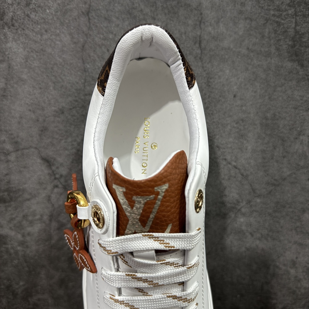 图片[8]-【YS纯原】广奢高端货Louis Vuitton New Arrival 系列 LV Time Out 情侣小白鞋｜ ✦ 小白鞋正统线条：干净、高级、显脚瘦 ✦ 经典 Monogram 老花：辨识度满分，一眼奢侈 ✦ 进口头层小牛皮鞋面：细腻、柔韧、鞋面更挺括 ✦ 羊皮内里：脚感软糯不磨脚，全天穿无压力 ✦ 原楦开发：版型挺拔、比例更精致 ✦ 鞋边立体雕花纹理：细节完全到位，质感直观可见 ✦ 轻量橡胶大底：抓地防滑，上脚轻盈不累 ✦ 情侣款百搭属性：通勤、休闲、旅行全能搭配 ✦ 专柜级包装：原装鞋盒 / 防尘袋 / 配件齐全 尺码：35-45-选品中心