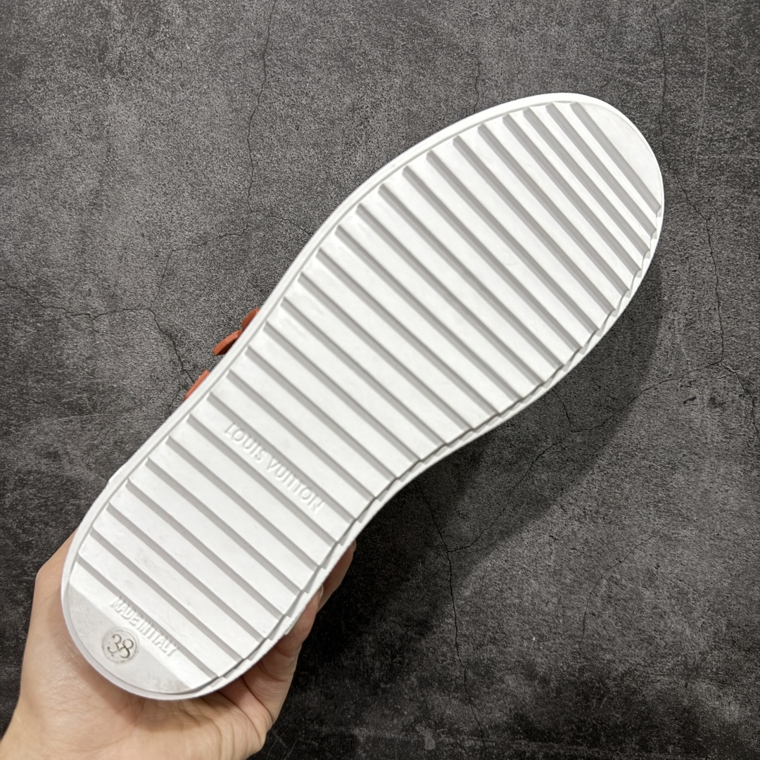 图片[9]-【YS纯原】广奢高端货Louis Vuitton New Arrival 系列 LV Time Out 情侣小白鞋｜ ✦ 小白鞋正统线条：干净、高级、显脚瘦 ✦ 经典 Monogram 老花：辨识度满分，一眼奢侈 ✦ 进口头层小牛皮鞋面：细腻、柔韧、鞋面更挺括 ✦ 羊皮内里：脚感软糯不磨脚，全天穿无压力 ✦ 原楦开发：版型挺拔、比例更精致 ✦ 鞋边立体雕花纹理：细节完全到位，质感直观可见 ✦ 轻量橡胶大底：抓地防滑，上脚轻盈不累 ✦ 情侣款百搭属性：通勤、休闲、旅行全能搭配 ✦ 专柜级包装：原装鞋盒 / 防尘袋 / 配件齐全 尺码：35-45-选品中心