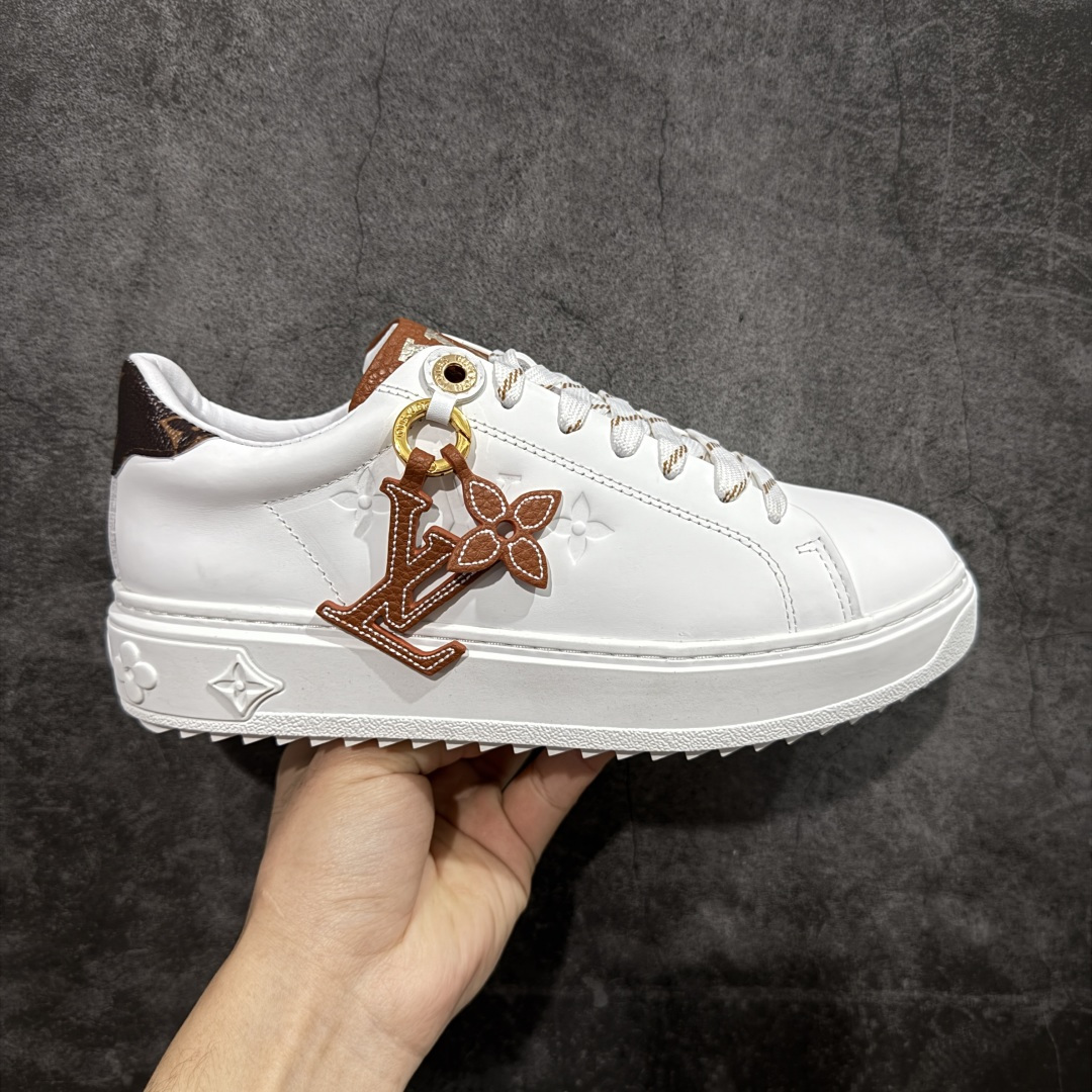 【YS纯原】广奢高端货Louis Vuitton New Arrival 系列 LV Time Out 情侣小白鞋| ✦ 小白鞋正统线条:干净、高级、显脚瘦 ✦ 经典 Monogram 老花:辨识度满分,一眼奢侈 ✦ 进口头层小牛皮鞋面:细腻、柔韧、鞋面更挺括 ✦ 羊皮内里:脚感软糯不磨脚,全天穿无压力 ✦ 原楦开发:版型挺拔、比例更精致 ✦ 鞋边立体雕花纹理:细节完全到位,质感直观可见 ✦ 轻量橡胶大底:抓地防滑,上脚轻盈不累 ✦ 情侣款百搭属性:通勤、休闲、旅行全能搭配 ✦ 专柜级包装:原装鞋盒 / 防尘袋 / 配件齐全 尺码:35-45-选品中心