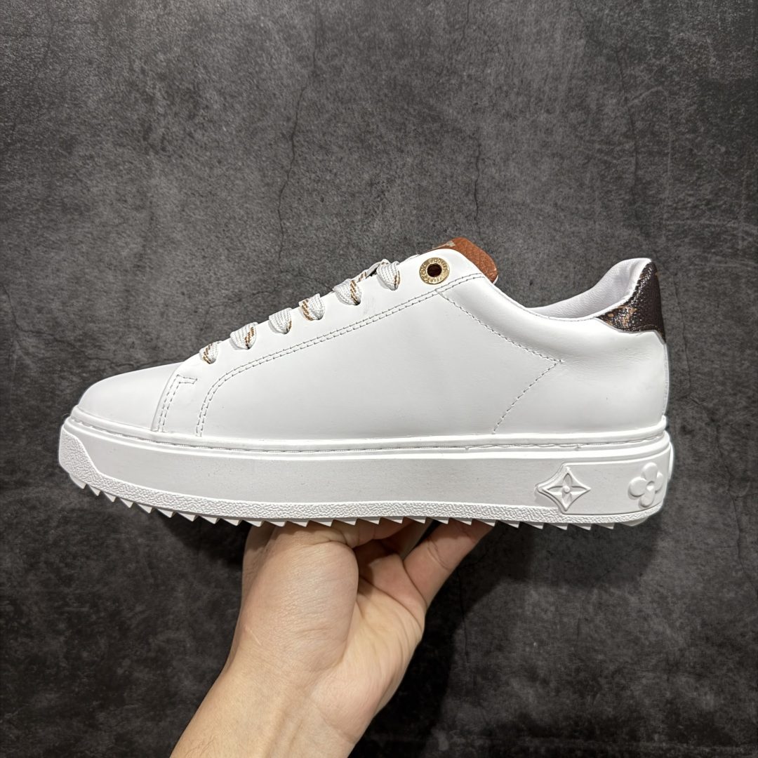 图片[2]-【YS纯原】广奢高端货Louis Vuitton New Arrival 系列 LV Time Out 情侣小白鞋｜ ✦ 小白鞋正统线条：干净、高级、显脚瘦 ✦ 经典 Monogram 老花：辨识度满分，一眼奢侈 ✦ 进口头层小牛皮鞋面：细腻、柔韧、鞋面更挺括 ✦ 羊皮内里：脚感软糯不磨脚，全天穿无压力 ✦ 原楦开发：版型挺拔、比例更精致 ✦ 鞋边立体雕花纹理：细节完全到位，质感直观可见 ✦ 轻量橡胶大底：抓地防滑，上脚轻盈不累 ✦ 情侣款百搭属性：通勤、休闲、旅行全能搭配 ✦ 专柜级包装：原装鞋盒 / 防尘袋 / 配件齐全 尺码：35-45-选品中心