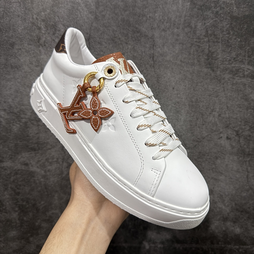 图片[3]-【YS纯原】广奢高端货Louis Vuitton New Arrival 系列 LV Time Out 情侣小白鞋｜ ✦ 小白鞋正统线条：干净、高级、显脚瘦 ✦ 经典 Monogram 老花：辨识度满分，一眼奢侈 ✦ 进口头层小牛皮鞋面：细腻、柔韧、鞋面更挺括 ✦ 羊皮内里：脚感软糯不磨脚，全天穿无压力 ✦ 原楦开发：版型挺拔、比例更精致 ✦ 鞋边立体雕花纹理：细节完全到位，质感直观可见 ✦ 轻量橡胶大底：抓地防滑，上脚轻盈不累 ✦ 情侣款百搭属性：通勤、休闲、旅行全能搭配 ✦ 专柜级包装：原装鞋盒 / 防尘袋 / 配件齐全 尺码：35-45-选品中心
