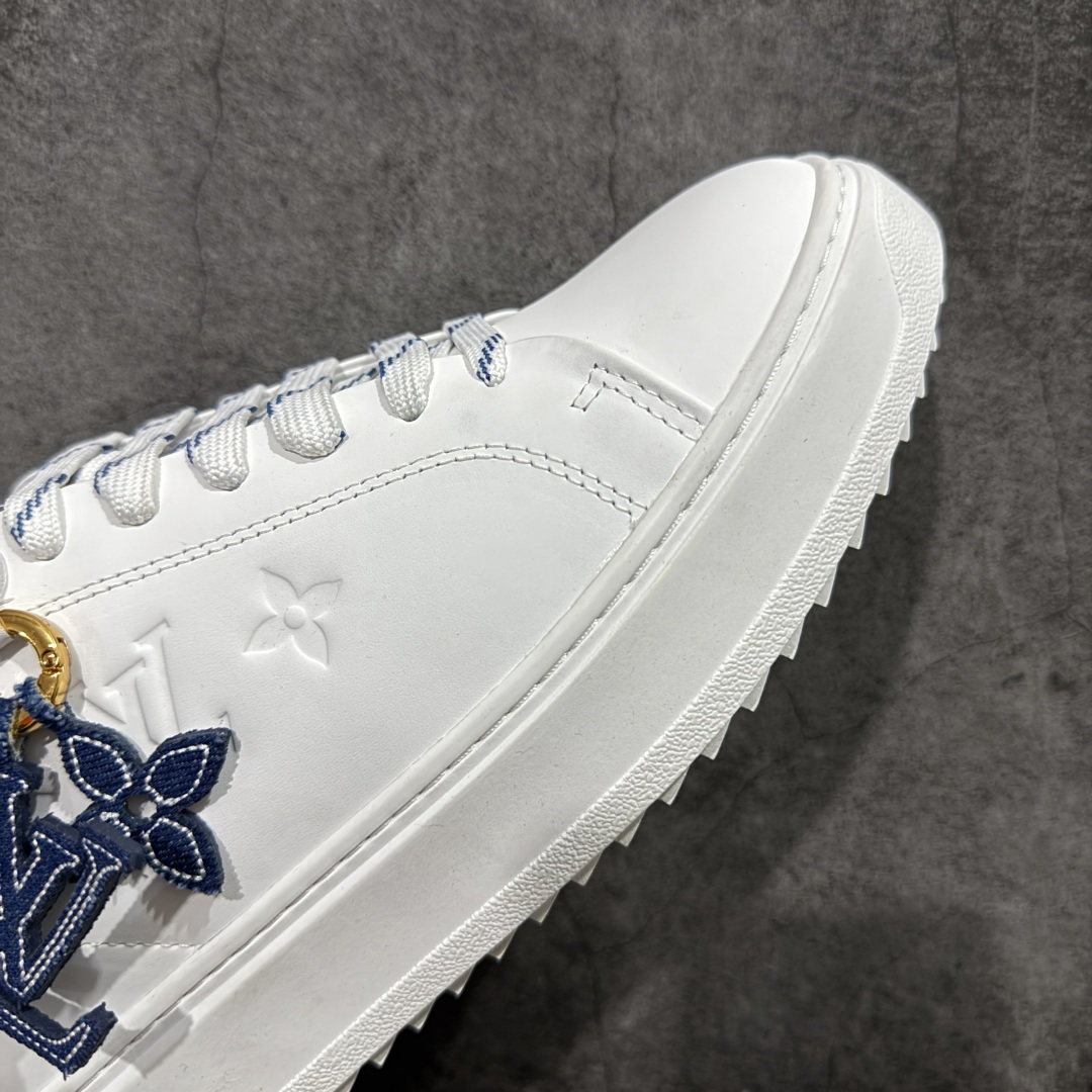 图片[6]-【YS纯原】广奢高端货Louis Vuitton New Arrival 系列 LV Time Out 情侣小白鞋｜ ✦ 小白鞋正统线条：干净、高级、显脚瘦 ✦ 经典 Monogram 老花：辨识度满分，一眼奢侈 ✦ 进口头层小牛皮鞋面：细腻、柔韧、鞋面更挺括 ✦ 羊皮内里：脚感软糯不磨脚，全天穿无压力 ✦ 原楦开发：版型挺拔、比例更精致 ✦ 鞋边立体雕花纹理：细节完全到位，质感直观可见 ✦ 轻量橡胶大底：抓地防滑，上脚轻盈不累 ✦ 情侣款百搭属性：通勤、休闲、旅行全能搭配 ✦ 专柜级包装：原装鞋盒 / 防尘袋 / 配件齐全 尺码：35-45-选品中心