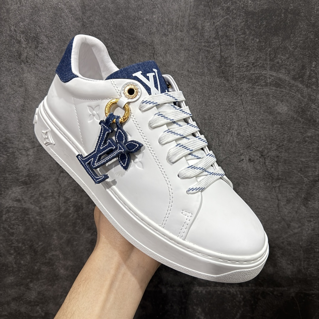 图片[3]-【YS纯原】广奢高端货Louis Vuitton New Arrival 系列 LV Time Out 情侣小白鞋｜ ✦ 小白鞋正统线条：干净、高级、显脚瘦 ✦ 经典 Monogram 老花：辨识度满分，一眼奢侈 ✦ 进口头层小牛皮鞋面：细腻、柔韧、鞋面更挺括 ✦ 羊皮内里：脚感软糯不磨脚，全天穿无压力 ✦ 原楦开发：版型挺拔、比例更精致 ✦ 鞋边立体雕花纹理：细节完全到位，质感直观可见 ✦ 轻量橡胶大底：抓地防滑，上脚轻盈不累 ✦ 情侣款百搭属性：通勤、休闲、旅行全能搭配 ✦ 专柜级包装：原装鞋盒 / 防尘袋 / 配件齐全 尺码：35-45-选品中心