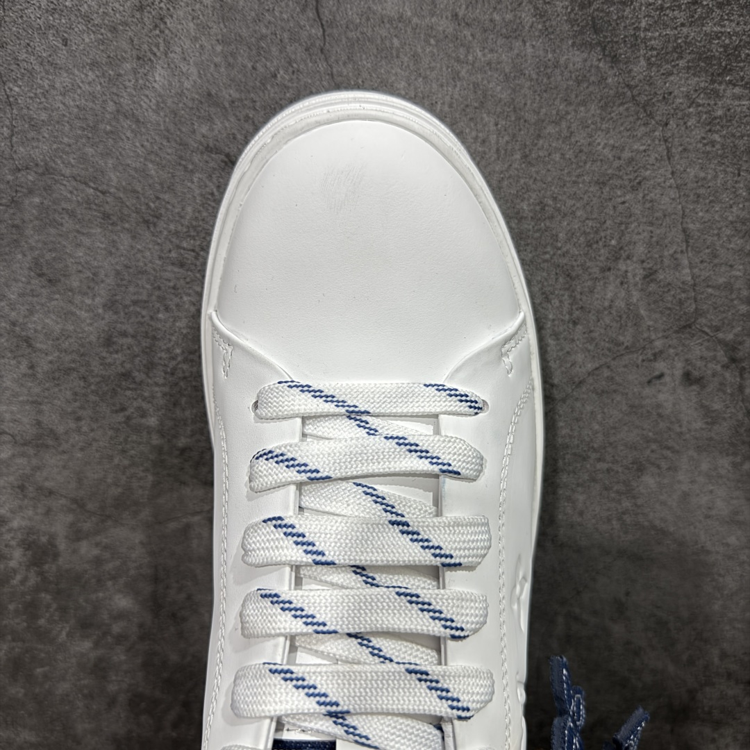 图片[5]-【YS纯原】广奢高端货Louis Vuitton New Arrival 系列 LV Time Out 情侣小白鞋｜ ✦ 小白鞋正统线条：干净、高级、显脚瘦 ✦ 经典 Monogram 老花：辨识度满分，一眼奢侈 ✦ 进口头层小牛皮鞋面：细腻、柔韧、鞋面更挺括 ✦ 羊皮内里：脚感软糯不磨脚，全天穿无压力 ✦ 原楦开发：版型挺拔、比例更精致 ✦ 鞋边立体雕花纹理：细节完全到位，质感直观可见 ✦ 轻量橡胶大底：抓地防滑，上脚轻盈不累 ✦ 情侣款百搭属性：通勤、休闲、旅行全能搭配 ✦ 专柜级包装：原装鞋盒 / 防尘袋 / 配件齐全 尺码：35-45-选品中心