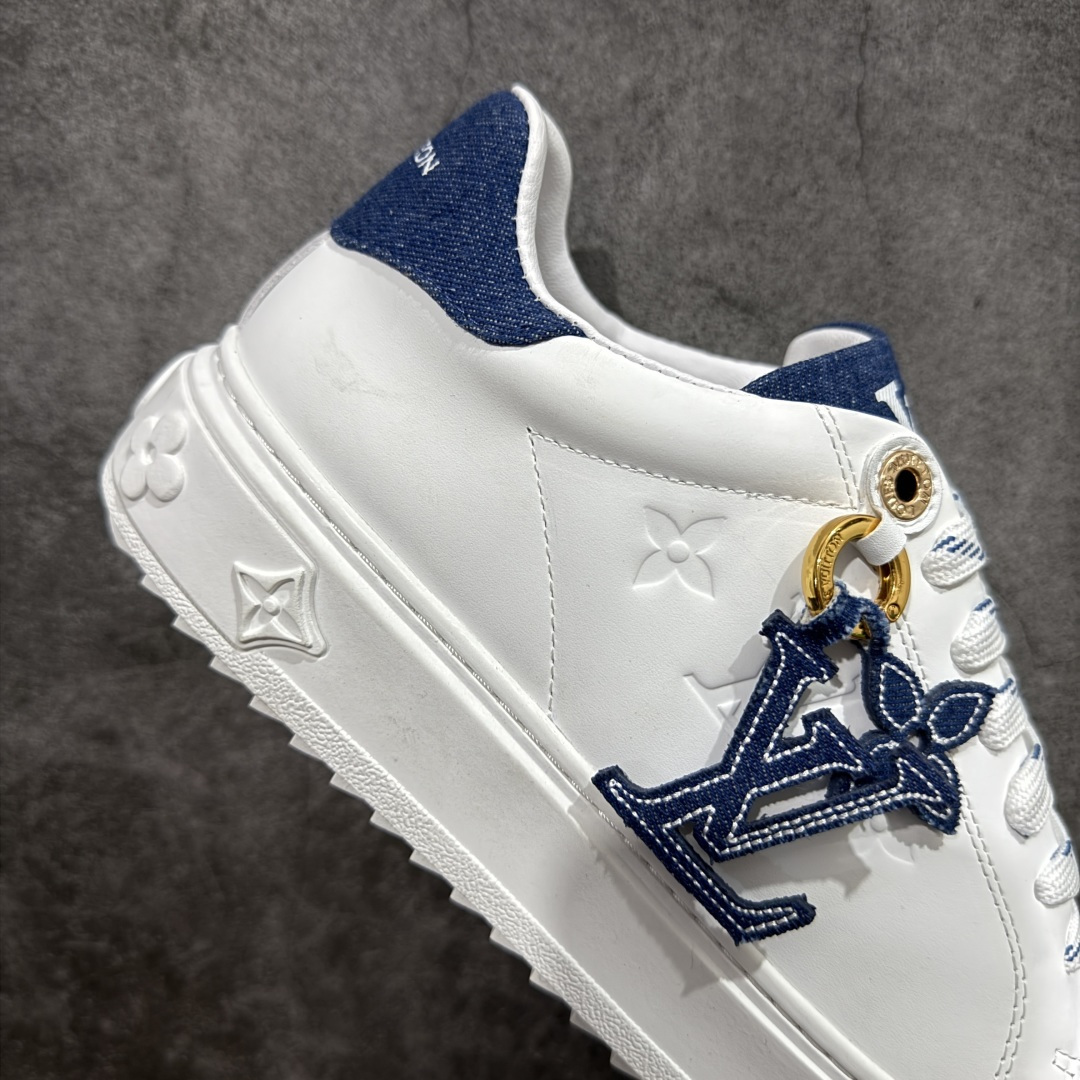 图片[7]-【YS纯原】广奢高端货Louis Vuitton New Arrival 系列 LV Time Out 情侣小白鞋｜ ✦ 小白鞋正统线条：干净、高级、显脚瘦 ✦ 经典 Monogram 老花：辨识度满分，一眼奢侈 ✦ 进口头层小牛皮鞋面：细腻、柔韧、鞋面更挺括 ✦ 羊皮内里：脚感软糯不磨脚，全天穿无压力 ✦ 原楦开发：版型挺拔、比例更精致 ✦ 鞋边立体雕花纹理：细节完全到位，质感直观可见 ✦ 轻量橡胶大底：抓地防滑，上脚轻盈不累 ✦ 情侣款百搭属性：通勤、休闲、旅行全能搭配 ✦ 专柜级包装：原装鞋盒 / 防尘袋 / 配件齐全 尺码：35-45-选品中心