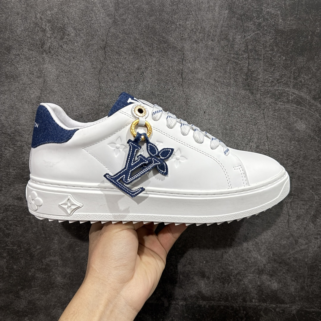 【YS纯原】广奢高端货Louis Vuitton New Arrival 系列 LV Time Out 情侣小白鞋| ✦ 小白鞋正统线条:干净、高级、显脚瘦 ✦ 经典 Monogram 老花:辨识度满分,一眼奢侈 ✦ 进口头层小牛皮鞋面:细腻、柔韧、鞋面更挺括 ✦ 羊皮内里:脚感软糯不磨脚,全天穿无压力 ✦ 原楦开发:版型挺拔、比例更精致 ✦ 鞋边立体雕花纹理:细节完全到位,质感直观可见 ✦ 轻量橡胶大底:抓地防滑,上脚轻盈不累 ✦ 情侣款百搭属性:通勤、休闲、旅行全能搭配 ✦ 专柜级包装:原装鞋盒 / 防尘袋 / 配件齐全 尺码:35-45-选品中心