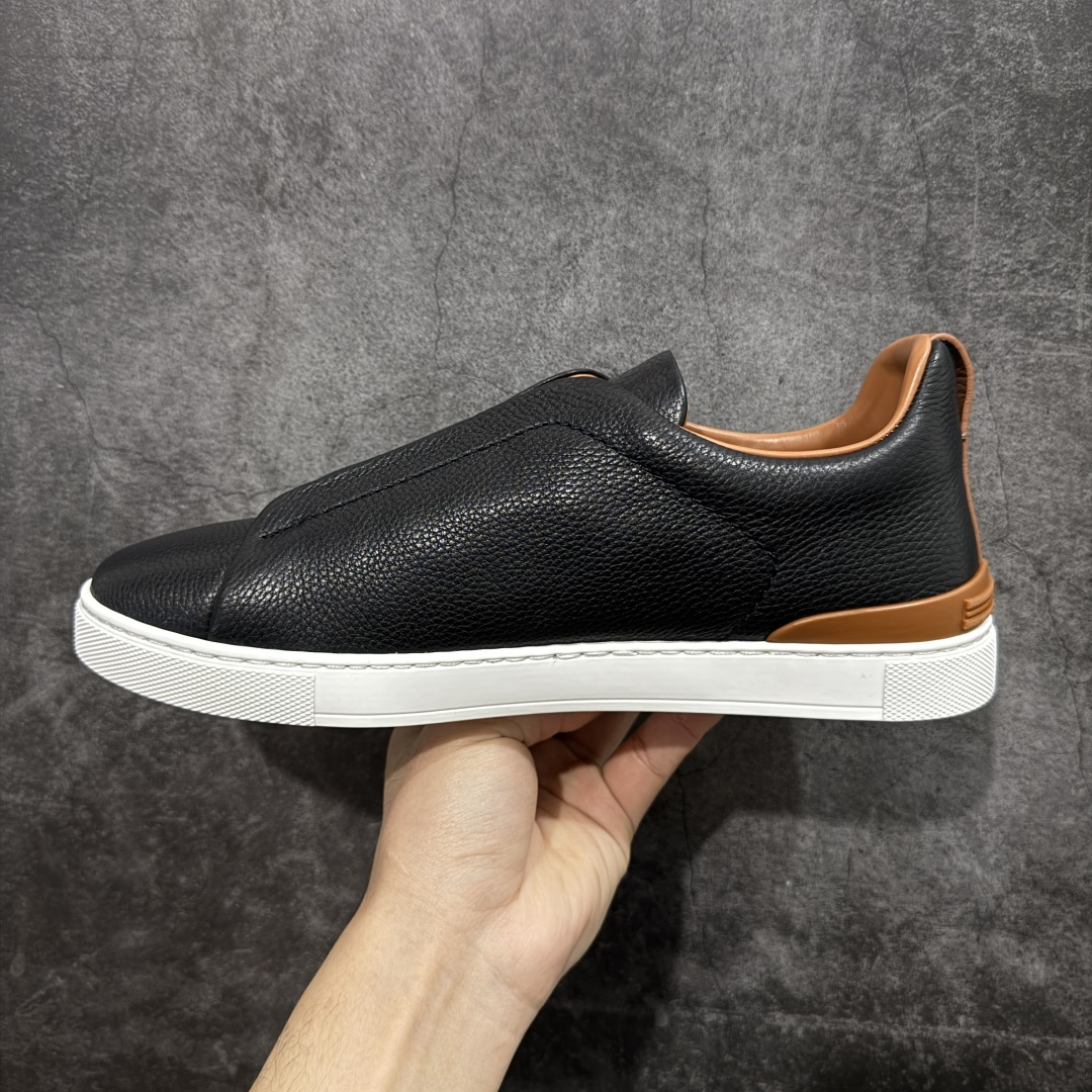 图片[2]-【佛山超A版】Zegna Triple Stitch 杰尼亚皮革 圆头平底 低帮低帮运动鞋 摔花纹牛皮制成，饰以丰富的工艺细节，如骆马红棕色皮革嵌饰和手绘饰边。此优雅材质令这款动感十足的运动鞋转变为精致的休闲单品。耐用的橡胶鞋底可探索城市街道提供所有需的支持。版型和产品细节：摔花纹牛皮面料，双色宽罗纹针织鞋带满足不同场合搭配不同风格，小牛皮内裡，鞋垫。内底、徽标压纹皮革中底，高弹力记忆鞋垫和超轻橡胶人字纹防滑鞋底，穿着舒服不凡。鞋底周圈加车大底边线。显得匠心十足。 尺码：39 40 41 42 43 44 45 46-选品中心