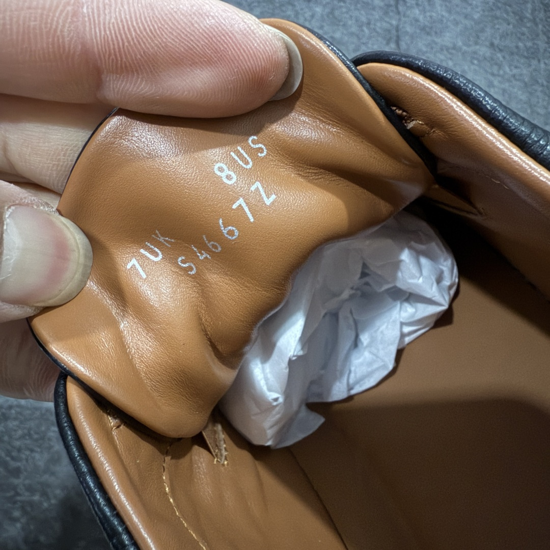 图片[7]-【佛山超A版】Zegna Triple Stitch 杰尼亚皮革 圆头平底 低帮低帮运动鞋 摔花纹牛皮制成，饰以丰富的工艺细节，如骆马红棕色皮革嵌饰和手绘饰边。此优雅材质令这款动感十足的运动鞋转变为精致的休闲单品。耐用的橡胶鞋底可探索城市街道提供所有需的支持。版型和产品细节：摔花纹牛皮面料，双色宽罗纹针织鞋带满足不同场合搭配不同风格，小牛皮内裡，鞋垫。内底、徽标压纹皮革中底，高弹力记忆鞋垫和超轻橡胶人字纹防滑鞋底，穿着舒服不凡。鞋底周圈加车大底边线。显得匠心十足。 尺码：39 40 41 42 43 44 45 46-选品中心