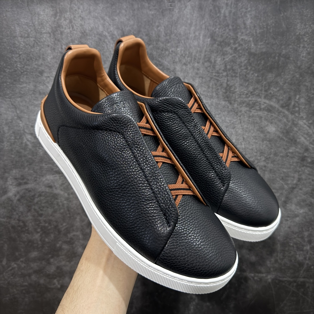 【佛山超A版】Zegna Triple Stitch 杰尼亚皮革 圆头平底 低帮低帮运动鞋 摔花纹牛皮制成,饰以丰富的工艺细节,如骆马红棕色皮革嵌饰和手绘饰边。此优雅材质令这款动感十足的运动鞋转变为精致的休闲单品。耐用的橡胶鞋底可探索城市街道提供所有需的支持。版型和产品细节:摔花纹牛皮面料,双色宽罗纹针织鞋带满足不同场合搭配不同风格,小牛皮内裡,鞋垫。内底、徽标压纹皮革中底,高弹力记忆鞋垫和超轻橡胶人字纹防滑鞋底,穿着舒服不凡。鞋底周圈加车大底边线。显得匠心十足。 尺码:39 40 41 42 43 44 45 46-选品中心