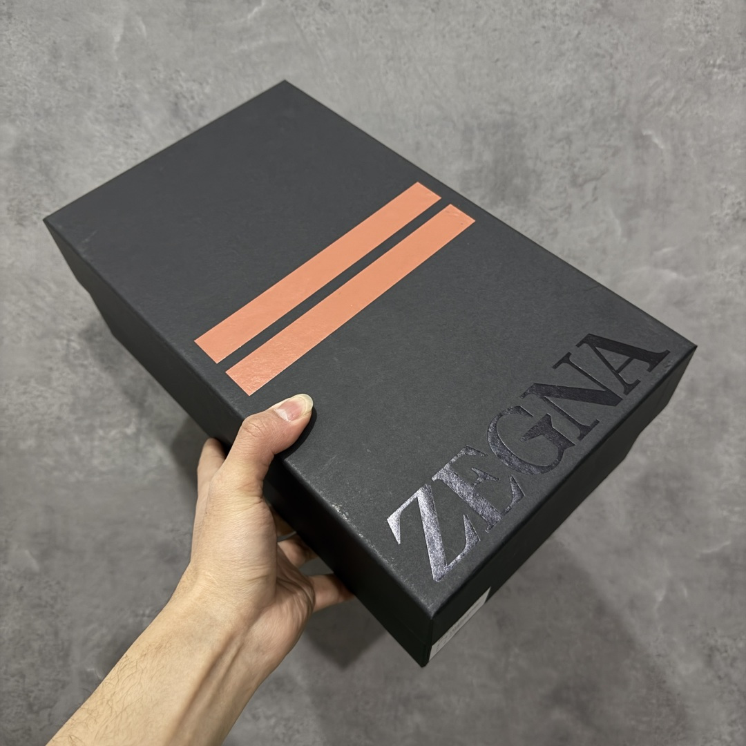 图片[10]-【佛山超A版】Zegna Triple Stitch 杰尼亚皮革 圆头平底 低帮低帮运动鞋 摔花纹牛皮制成，饰以丰富的工艺细节，如骆马红棕色皮革嵌饰和手绘饰边。此优雅材质令这款动感十足的运动鞋转变为精致的休闲单品。耐用的橡胶鞋底可探索城市街道提供所有需的支持。版型和产品细节：摔花纹牛皮面料，双色宽罗纹针织鞋带满足不同场合搭配不同风格，小牛皮内裡，鞋垫。内底、徽标压纹皮革中底，高弹力记忆鞋垫和超轻橡胶人字纹防滑鞋底，穿着舒服不凡。鞋底周圈加车大底边线。显得匠心十足。 尺码：39 40 41 42 43 44 45 46-选品中心