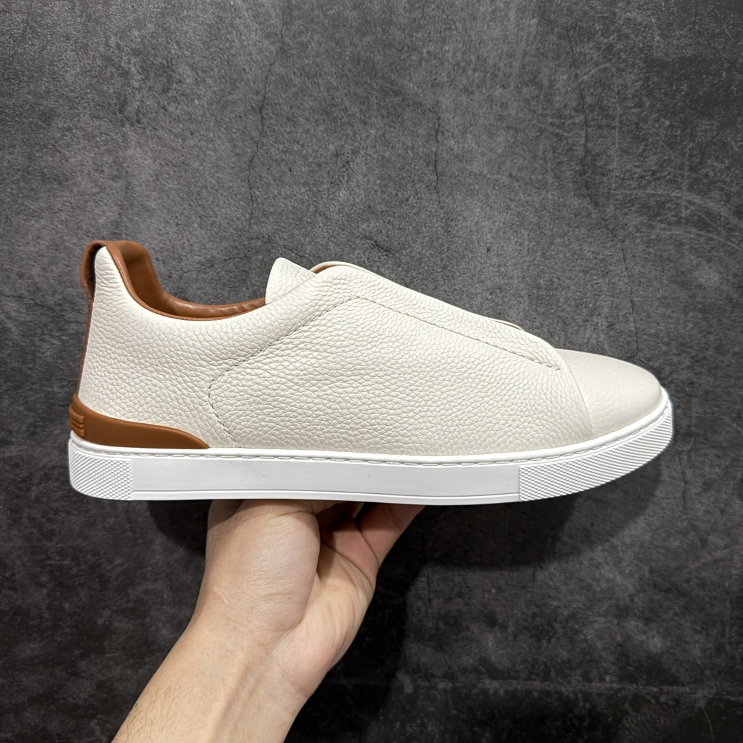 【佛山超A版】Zegna Triple Stitch 杰尼亚皮革 圆头平底 低帮低帮运动鞋 摔花纹牛皮制成,饰以丰富的工艺细节,如骆马红棕色皮革嵌饰和手绘饰边。此优雅材质令这款动感十足的运动鞋转变为精致的休闲单品。耐用的橡胶鞋底可探索城市街道提供所有需的支持。版型和产品细节:摔花纹牛皮面料,双色宽罗纹针织鞋带满足不同场合搭配不同风格,小牛皮内裡,鞋垫。内底、徽标压纹皮革中底,高弹力记忆鞋垫和超轻橡胶人字纹防滑鞋底,穿着舒服不凡。鞋底周圈加车大底边线。显得匠心十足。 尺码:39 40 41 42 43 44 45 46-选品中心