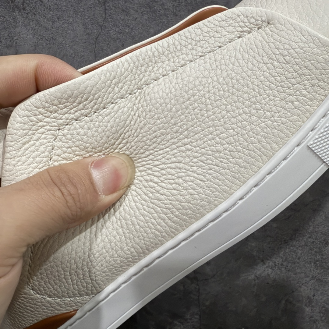 图片[4]-【佛山超A版】Zegna Triple Stitch 杰尼亚皮革 圆头平底 低帮低帮运动鞋 摔花纹牛皮制成，饰以丰富的工艺细节，如骆马红棕色皮革嵌饰和手绘饰边。此优雅材质令这款动感十足的运动鞋转变为精致的休闲单品。耐用的橡胶鞋底可探索城市街道提供所有需的支持。版型和产品细节：摔花纹牛皮面料，双色宽罗纹针织鞋带满足不同场合搭配不同风格，小牛皮内裡，鞋垫。内底、徽标压纹皮革中底，高弹力记忆鞋垫和超轻橡胶人字纹防滑鞋底，穿着舒服不凡。鞋底周圈加车大底边线。显得匠心十足。 尺码：39 40 41 42 43 44 45 46-选品中心