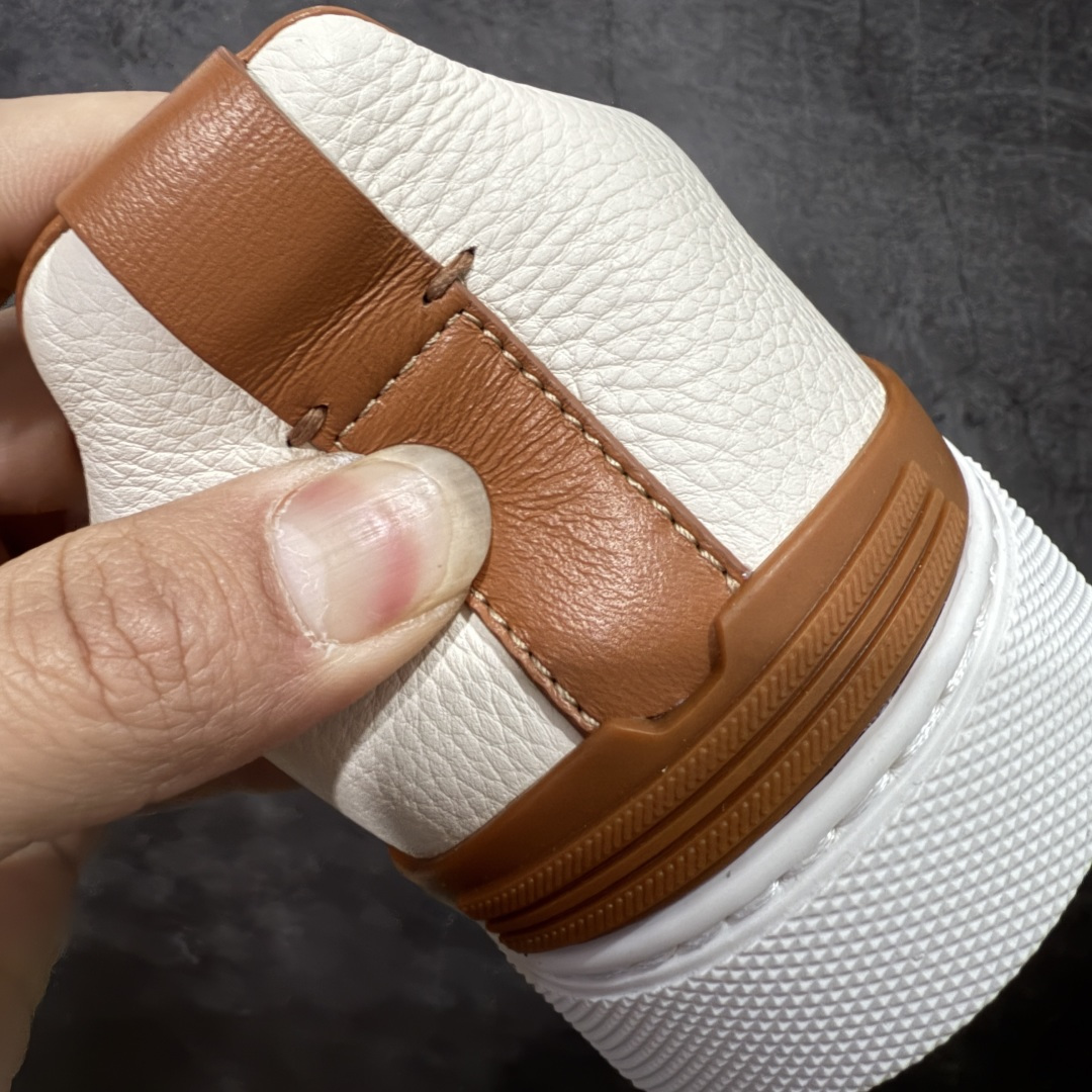 图片[2]-【佛山超A版】Zegna Triple Stitch 杰尼亚皮革 圆头平底 低帮低帮运动鞋 摔花纹牛皮制成，饰以丰富的工艺细节，如骆马红棕色皮革嵌饰和手绘饰边。此优雅材质令这款动感十足的运动鞋转变为精致的休闲单品。耐用的橡胶鞋底可探索城市街道提供所有需的支持。版型和产品细节：摔花纹牛皮面料，双色宽罗纹针织鞋带满足不同场合搭配不同风格，小牛皮内裡，鞋垫。内底、徽标压纹皮革中底，高弹力记忆鞋垫和超轻橡胶人字纹防滑鞋底，穿着舒服不凡。鞋底周圈加车大底边线。显得匠心十足。 尺码：39 40 41 42 43 44 45 46-选品中心