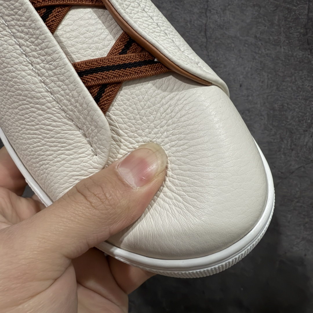 图片[5]-【佛山超A版】Zegna Triple Stitch 杰尼亚皮革 圆头平底 低帮低帮运动鞋 摔花纹牛皮制成，饰以丰富的工艺细节，如骆马红棕色皮革嵌饰和手绘饰边。此优雅材质令这款动感十足的运动鞋转变为精致的休闲单品。耐用的橡胶鞋底可探索城市街道提供所有需的支持。版型和产品细节：摔花纹牛皮面料，双色宽罗纹针织鞋带满足不同场合搭配不同风格，小牛皮内裡，鞋垫。内底、徽标压纹皮革中底，高弹力记忆鞋垫和超轻橡胶人字纹防滑鞋底，穿着舒服不凡。鞋底周圈加车大底边线。显得匠心十足。 尺码：39 40 41 42 43 44 45 46-选品中心