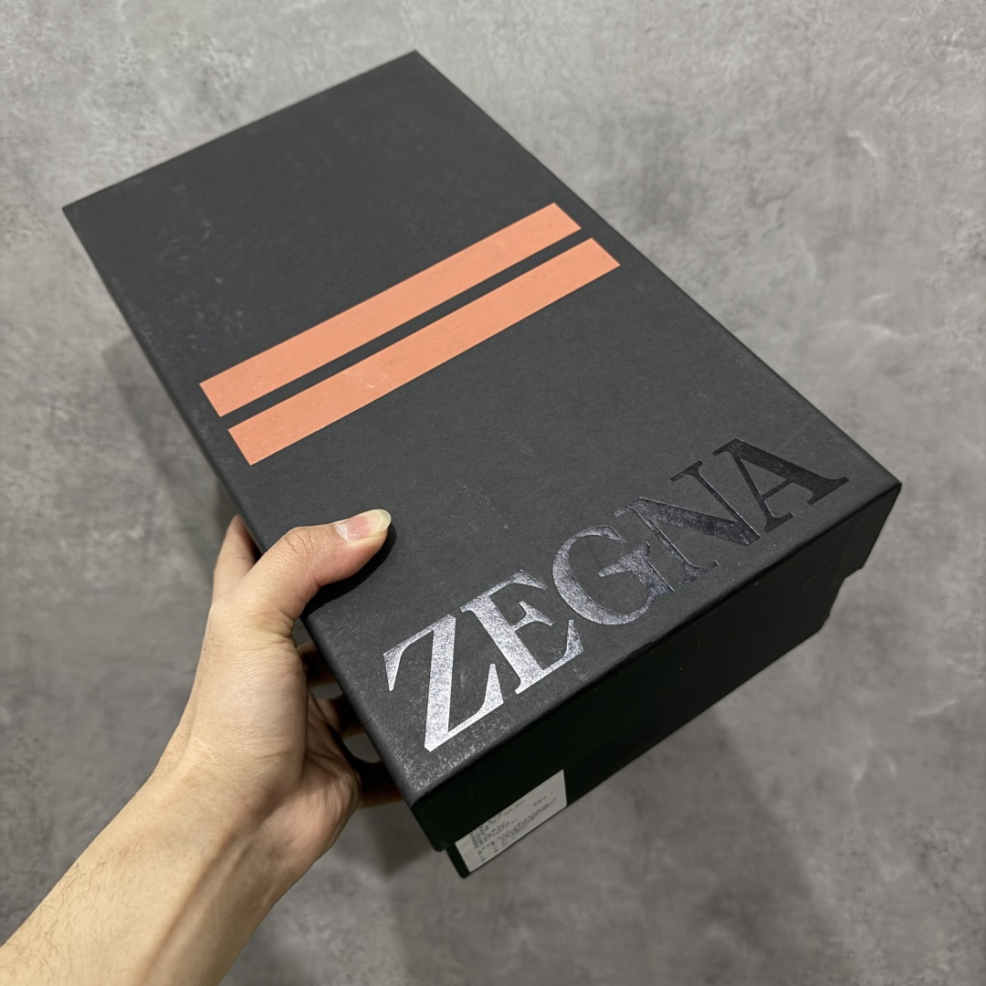 图片[11]-【佛山超A版】Zegna Triple Stitch 杰尼亚皮革 圆头平底 低帮低帮运动鞋 摔花纹牛皮制成，饰以丰富的工艺细节，如骆马红棕色皮革嵌饰和手绘饰边。此优雅材质令这款动感十足的运动鞋转变为精致的休闲单品。耐用的橡胶鞋底可探索城市街道提供所有需的支持。版型和产品细节：摔花纹牛皮面料，双色宽罗纹针织鞋带满足不同场合搭配不同风格，小牛皮内裡，鞋垫。内底、徽标压纹皮革中底，高弹力记忆鞋垫和超轻橡胶人字纹防滑鞋底，穿着舒服不凡。鞋底周圈加车大底边线。显得匠心十足。 尺码：39 40 41 42 43 44 45 46-选品中心