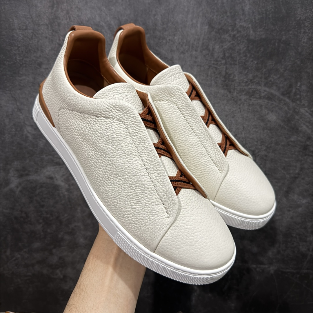 【佛山超A版】Zegna Triple Stitch 杰尼亚皮革 圆头平底 低帮低帮运动鞋 摔花纹牛皮制成,饰以丰富的工艺细节,如骆马红棕色皮革嵌饰和手绘饰边。此优雅材质令这款动感十足的运动鞋转变为精致的休闲单品。耐用的橡胶鞋底可探索城市街道提供所有需的支持。版型和产品细节:摔花纹牛皮面料,双色宽罗纹针织鞋带满足不同场合搭配不同风格,小牛皮内裡,鞋垫。内底、徽标压纹皮革中底,高弹力记忆鞋垫和超轻橡胶人字纹防滑鞋底,穿着舒服不凡。鞋底周圈加车大底边线。显得匠心十足。 尺码:39 40 41 42 43 44 45 46-选品中心