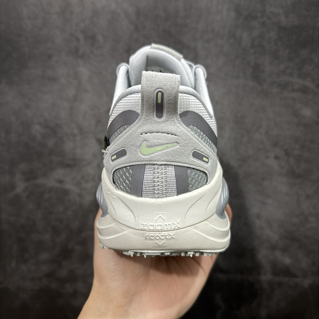 图片[4]-【XE纯原版】Nike Air Zoom Vomero 18 GTX 全新科技运动跑鞋 白色 HQ7001-003    正确防水gtx鞋面材质 目前市场最强品质 原版购入开发 鞋面采用硅胶发泡立体印刷 分体式组合大底 上层超临界ZOOM X泡棉 下层一次ReactX泡棉 区别市场一体底 超高质检清洁度 一切材质配件均与原版一致 原楦原纸板开发 匹配原版98%以上 完美弧度版型 原厂鞋标 立体反光鞋盒标 鞋盒防撞海绵 高端玩家必推版本 高价零售必推版本 欢迎对比市面任意版本‼️ 这双鞋简直是时尚与科技的完美融合。 经典黑色鞋面，质感爆棚，搭配超亮眼的银色大勾子，瞬间成为街头焦点。不仅颜值在线，缓震性能更是一绝 不管是日常出街还是慢跑锻炼，都能给双脚极致舒适体验。  码数超全，36-46 码任你选！别犹豫啦，穿上它，轻松走出潮流范，开启你的时尚运动新旅程！ 码段：36-46-选品中心