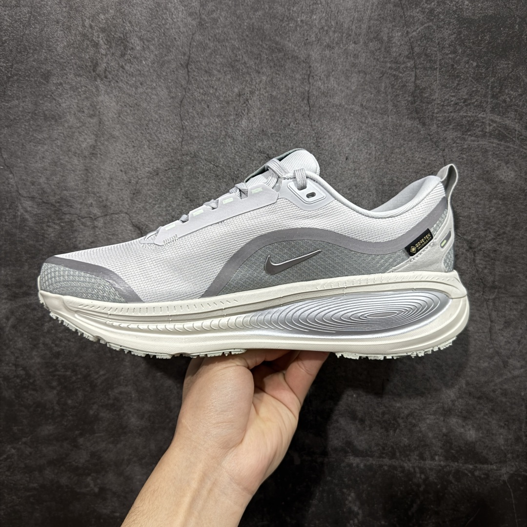 图片[2]-【XE纯原版】Nike Air Zoom Vomero 18 GTX 全新科技运动跑鞋 白色 HQ7001-003    正确防水gtx鞋面材质 目前市场最强品质 原版购入开发 鞋面采用硅胶发泡立体印刷 分体式组合大底 上层超临界ZOOM X泡棉 下层一次ReactX泡棉 区别市场一体底 超高质检清洁度 一切材质配件均与原版一致 原楦原纸板开发 匹配原版98%以上 完美弧度版型 原厂鞋标 立体反光鞋盒标 鞋盒防撞海绵 高端玩家必推版本 高价零售必推版本 欢迎对比市面任意版本‼️ 这双鞋简直是时尚与科技的完美融合。 经典黑色鞋面，质感爆棚，搭配超亮眼的银色大勾子，瞬间成为街头焦点。不仅颜值在线，缓震性能更是一绝 不管是日常出街还是慢跑锻炼，都能给双脚极致舒适体验。  码数超全，36-46 码任你选！别犹豫啦，穿上它，轻松走出潮流范，开启你的时尚运动新旅程！ 码段：36-46-选品中心