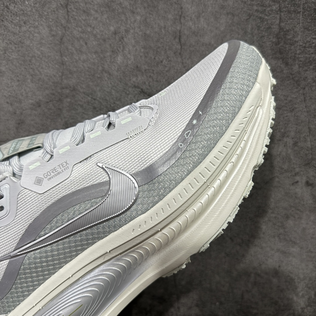 图片[6]-【XE纯原版】Nike Air Zoom Vomero 18 GTX 全新科技运动跑鞋 白色 HQ7001-003    正确防水gtx鞋面材质 目前市场最强品质 原版购入开发 鞋面采用硅胶发泡立体印刷 分体式组合大底 上层超临界ZOOM X泡棉 下层一次ReactX泡棉 区别市场一体底 超高质检清洁度 一切材质配件均与原版一致 原楦原纸板开发 匹配原版98%以上 完美弧度版型 原厂鞋标 立体反光鞋盒标 鞋盒防撞海绵 高端玩家必推版本 高价零售必推版本 欢迎对比市面任意版本‼️ 这双鞋简直是时尚与科技的完美融合。 经典黑色鞋面，质感爆棚，搭配超亮眼的银色大勾子，瞬间成为街头焦点。不仅颜值在线，缓震性能更是一绝 不管是日常出街还是慢跑锻炼，都能给双脚极致舒适体验。  码数超全，36-46 码任你选！别犹豫啦，穿上它，轻松走出潮流范，开启你的时尚运动新旅程！ 码段：36-46-选品中心