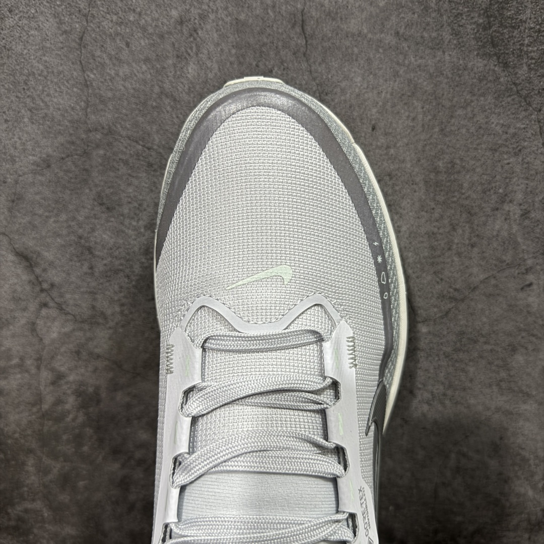 图片[5]-【XE纯原版】Nike Air Zoom Vomero 18 GTX 全新科技运动跑鞋 白色 HQ7001-003    正确防水gtx鞋面材质 目前市场最强品质 原版购入开发 鞋面采用硅胶发泡立体印刷 分体式组合大底 上层超临界ZOOM X泡棉 下层一次ReactX泡棉 区别市场一体底 超高质检清洁度 一切材质配件均与原版一致 原楦原纸板开发 匹配原版98%以上 完美弧度版型 原厂鞋标 立体反光鞋盒标 鞋盒防撞海绵 高端玩家必推版本 高价零售必推版本 欢迎对比市面任意版本‼️ 这双鞋简直是时尚与科技的完美融合。 经典黑色鞋面，质感爆棚，搭配超亮眼的银色大勾子，瞬间成为街头焦点。不仅颜值在线，缓震性能更是一绝 不管是日常出街还是慢跑锻炼，都能给双脚极致舒适体验。  码数超全，36-46 码任你选！别犹豫啦，穿上它，轻松走出潮流范，开启你的时尚运动新旅程！ 码段：36-46-选品中心