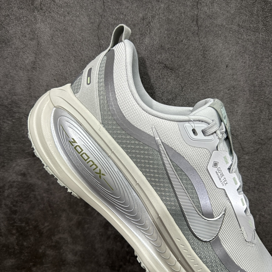 图片[7]-【XE纯原版】Nike Air Zoom Vomero 18 GTX 全新科技运动跑鞋 白色 HQ7001-003    正确防水gtx鞋面材质 目前市场最强品质 原版购入开发 鞋面采用硅胶发泡立体印刷 分体式组合大底 上层超临界ZOOM X泡棉 下层一次ReactX泡棉 区别市场一体底 超高质检清洁度 一切材质配件均与原版一致 原楦原纸板开发 匹配原版98%以上 完美弧度版型 原厂鞋标 立体反光鞋盒标 鞋盒防撞海绵 高端玩家必推版本 高价零售必推版本 欢迎对比市面任意版本‼️ 这双鞋简直是时尚与科技的完美融合。 经典黑色鞋面，质感爆棚，搭配超亮眼的银色大勾子，瞬间成为街头焦点。不仅颜值在线，缓震性能更是一绝 不管是日常出街还是慢跑锻炼，都能给双脚极致舒适体验。  码数超全，36-46 码任你选！别犹豫啦，穿上它，轻松走出潮流范，开启你的时尚运动新旅程！ 码段：36-46-选品中心