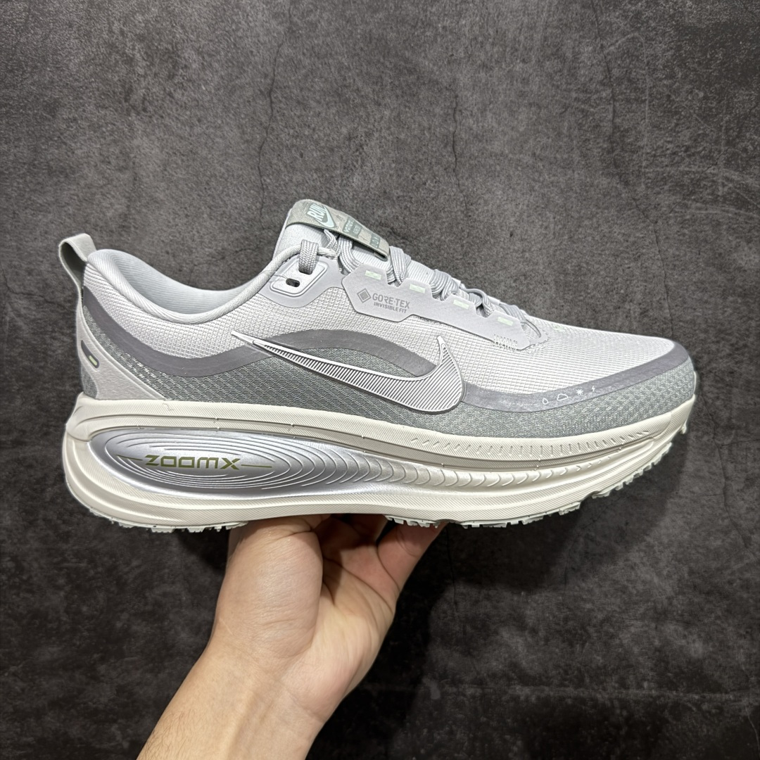 【XE纯原版】Nike Air Zoom Vomero 18 GTX 全新科技运动跑鞋 白色 HQ7001-003 正确防水gtx鞋面材质 目前市场最强品质 原版购入开发 鞋面采用硅胶发泡立体印刷 分体式组合大底 上层超临界ZOOM X泡棉 下层一次ReactX泡棉 区别市场一体底 超高质检清洁度 一切材质配件均与原版一致 原楦原纸板开发 匹配原版98%以上 完美弧度版型 原厂鞋标 立体反光鞋盒标 鞋盒防撞海绵 高端玩家必推版本 高价零售必推版本 欢迎对比市面任意版本‼️ 这双鞋简直是时尚与科技的完美融合。 经典黑色鞋面,质感爆棚,搭配超亮眼的银色大勾子,瞬间成为街头焦点。不仅颜值在线,缓震性能更是一绝 不管是日常出街还是慢跑锻炼,都能给双脚极致舒适体验。 码数超全,36-46 码任你选!别犹豫啦,穿上它,轻松走出潮流范,开启你的时尚运动新旅程! 码段:36-46-选品中心